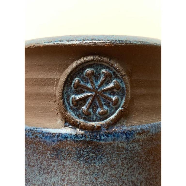 Vaso in Studio Pottery scandinavo di metà secolo con ornamento a forma di sigillo, anni '60 in vendita 3