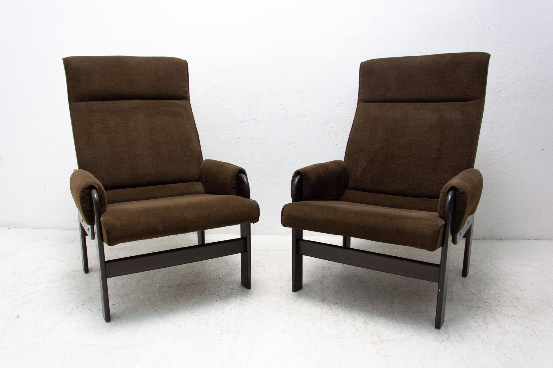 This mid-century scandinavian style armchairs were made in the 1970's.

It is upholstered in fabric. The structure is made of wood. The chairs are in very good Vintage condition without any damage.

Price is for the pair.

Dimensions of the