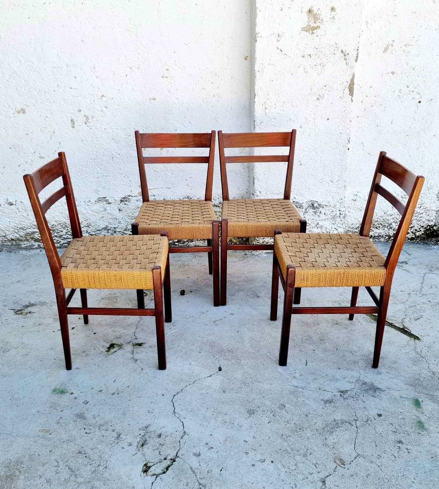 Schönes Set von 4 Esszimmerstühlen im skandinavischen Stil
Hergestellt in Italien
Perfekter Vintage-Zustand