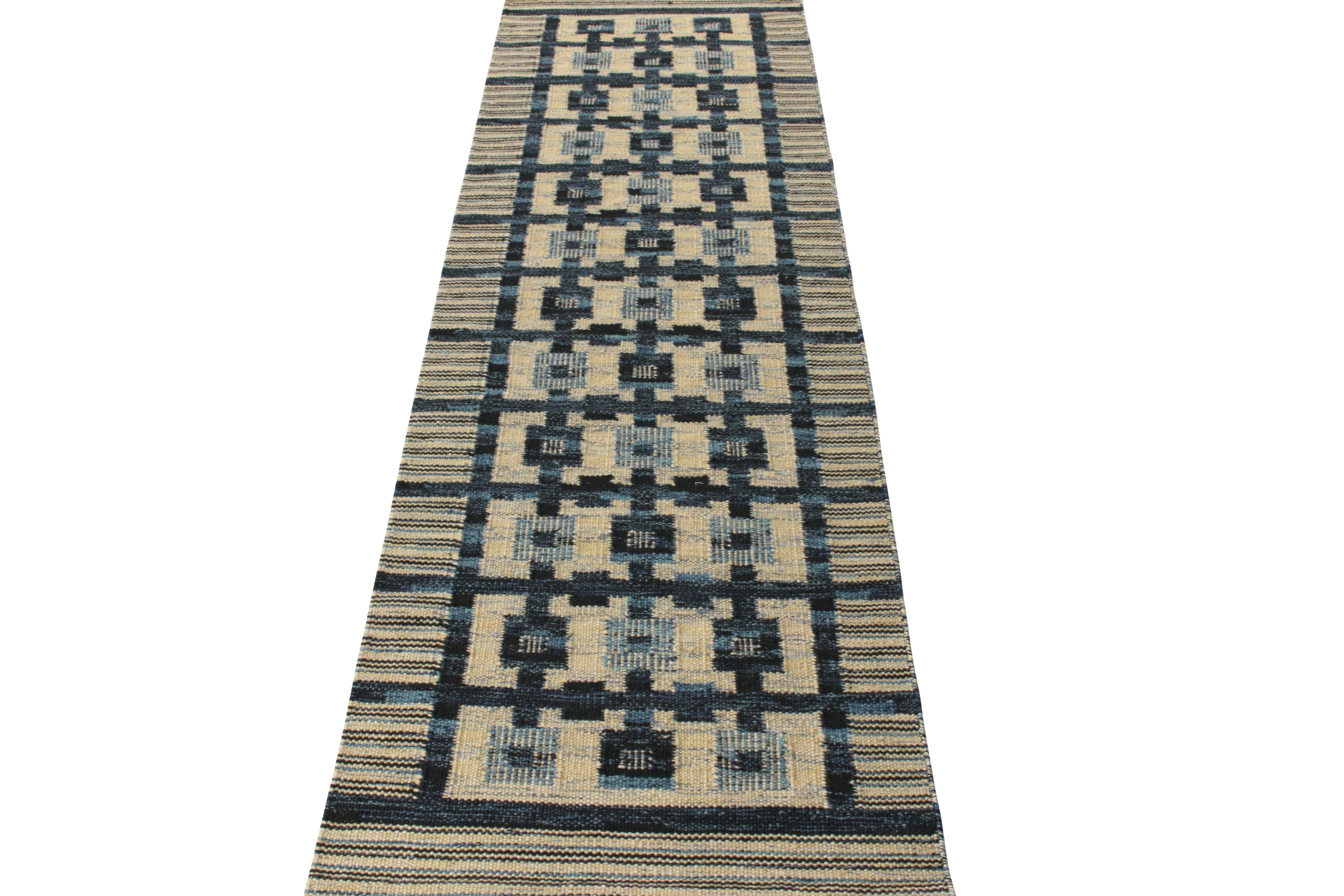 Ein 3x10 Flachgewebe-Läufer aus der gefeierten Scandinavian Kilim Collection'S von Rug & Kilim. Dieser handgewebte Wollstoff im modernen schwedischen Deco-Stil der 1950er Jahre zeichnet sich durch die für unsere Kilim-Linie typische