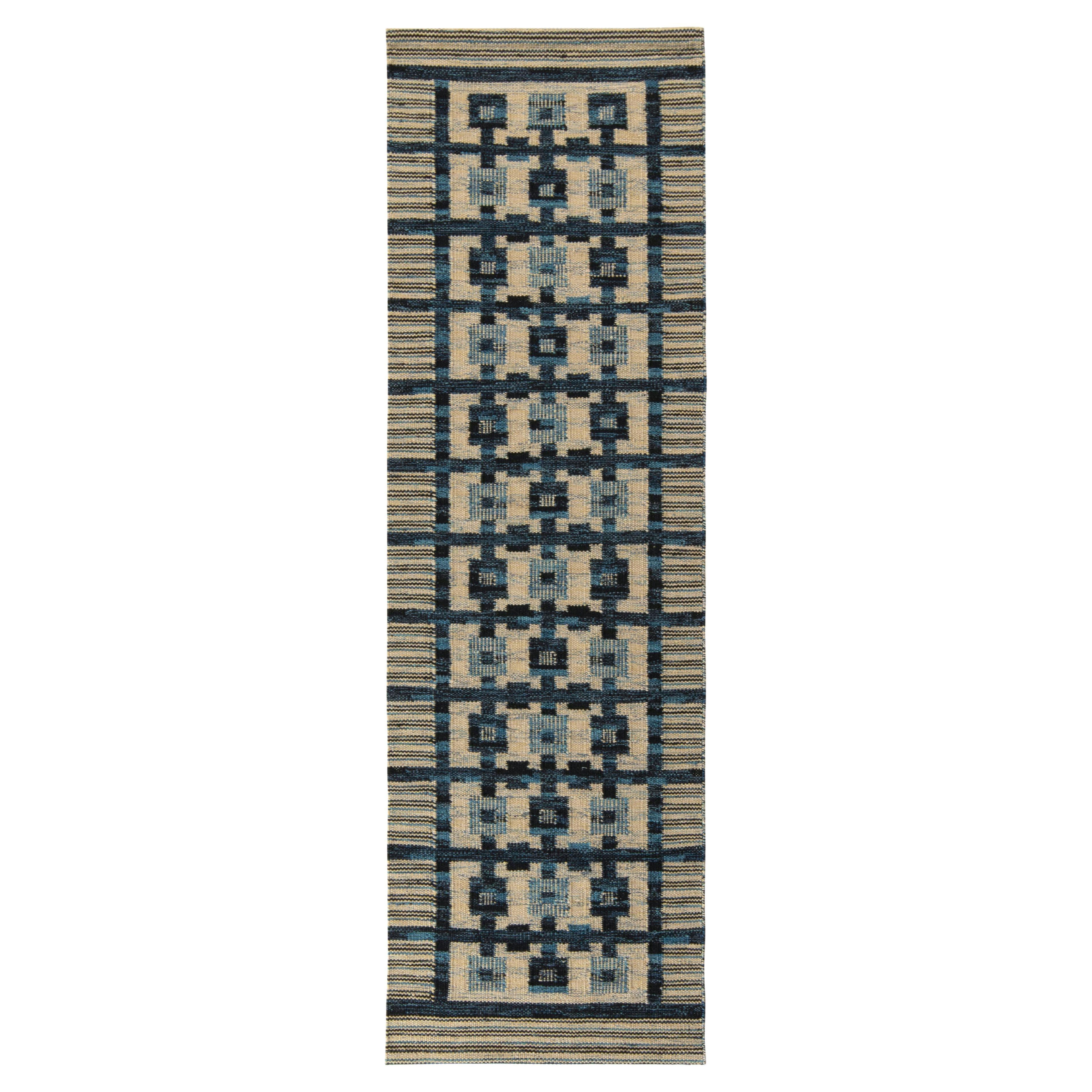 Skandinavischer Kilim-Läufer aus der Jahrhundertmitte in Blau und Gelb von Rug
Kilim