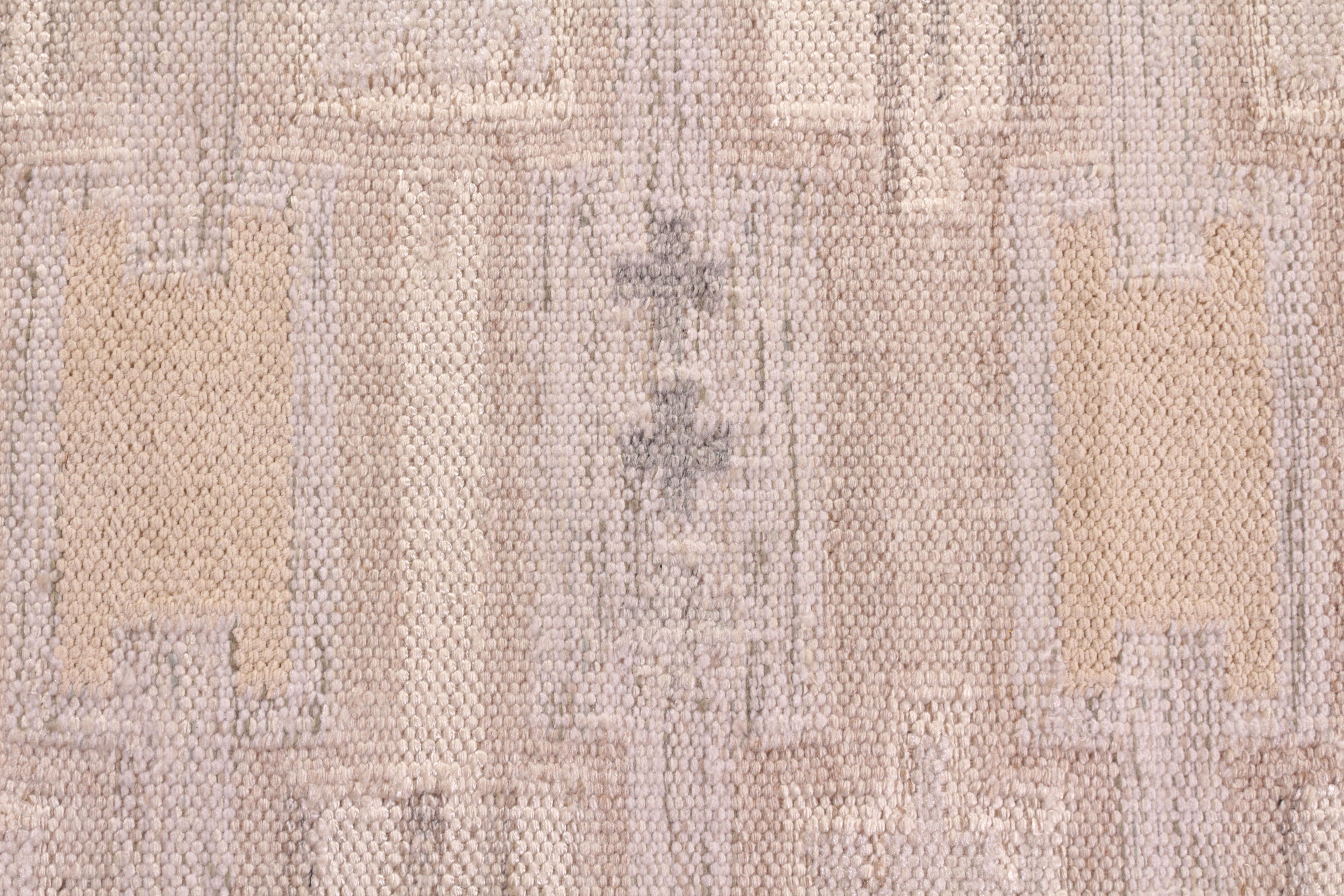 Teppich & Kelim-Teppich im skandinavischen Stil aus der Mitte des Jahrhunderts in Creme und Beige mit geometrischem Muster (Handgewebt) im Angebot