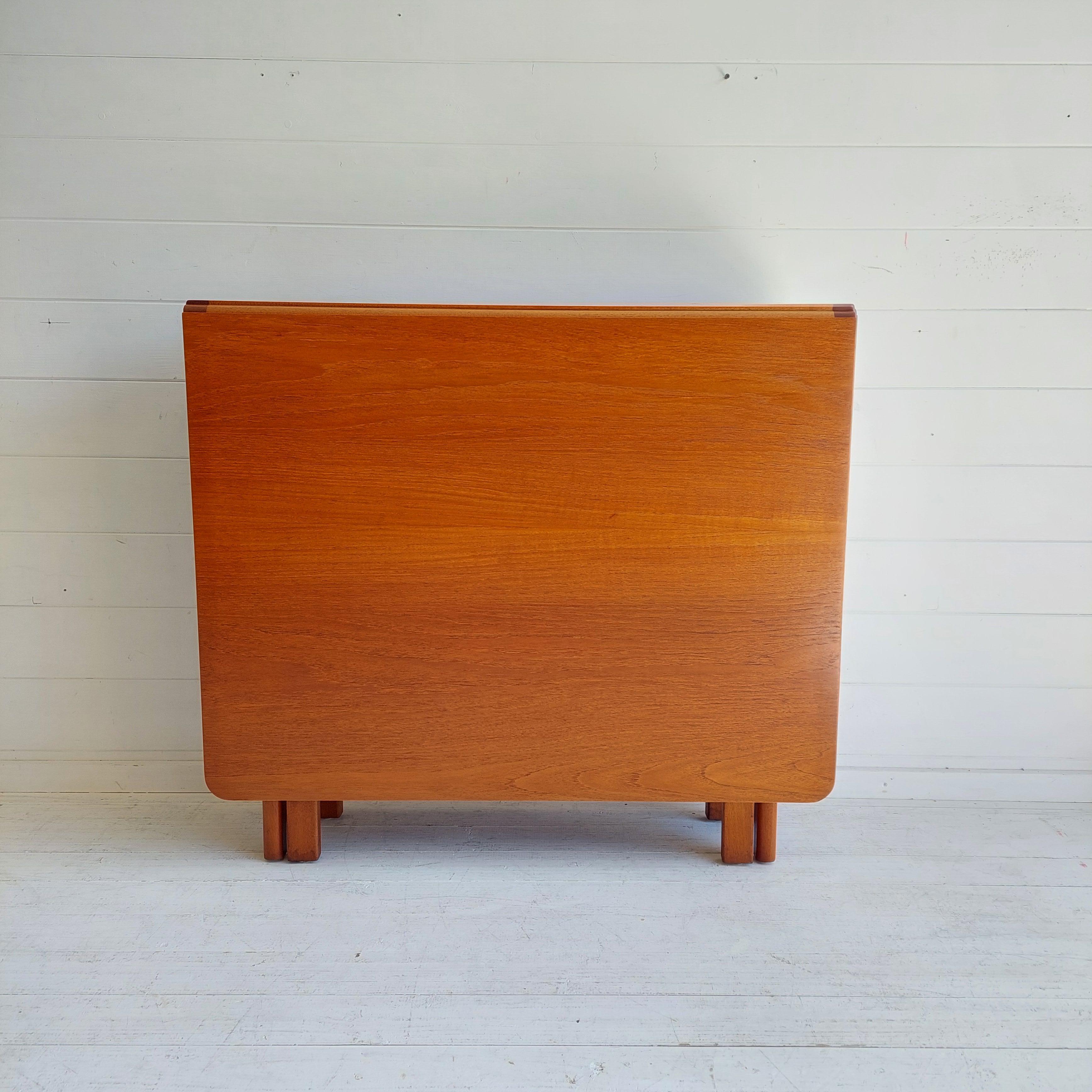 Attractive Mid Century vintage teak gate leg drop leaf dining table by Jentique in the UK in the 60s

A lovely vintage teak gate leg dining table. We date this table to the 1960/70s.

The main table consists of a small centre table with two large