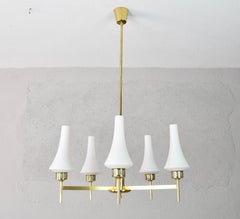 Mid-Century Skandinavischer Schweden-Modern-Kronleuchter aus Messing und Opal im Kaiser-Stil