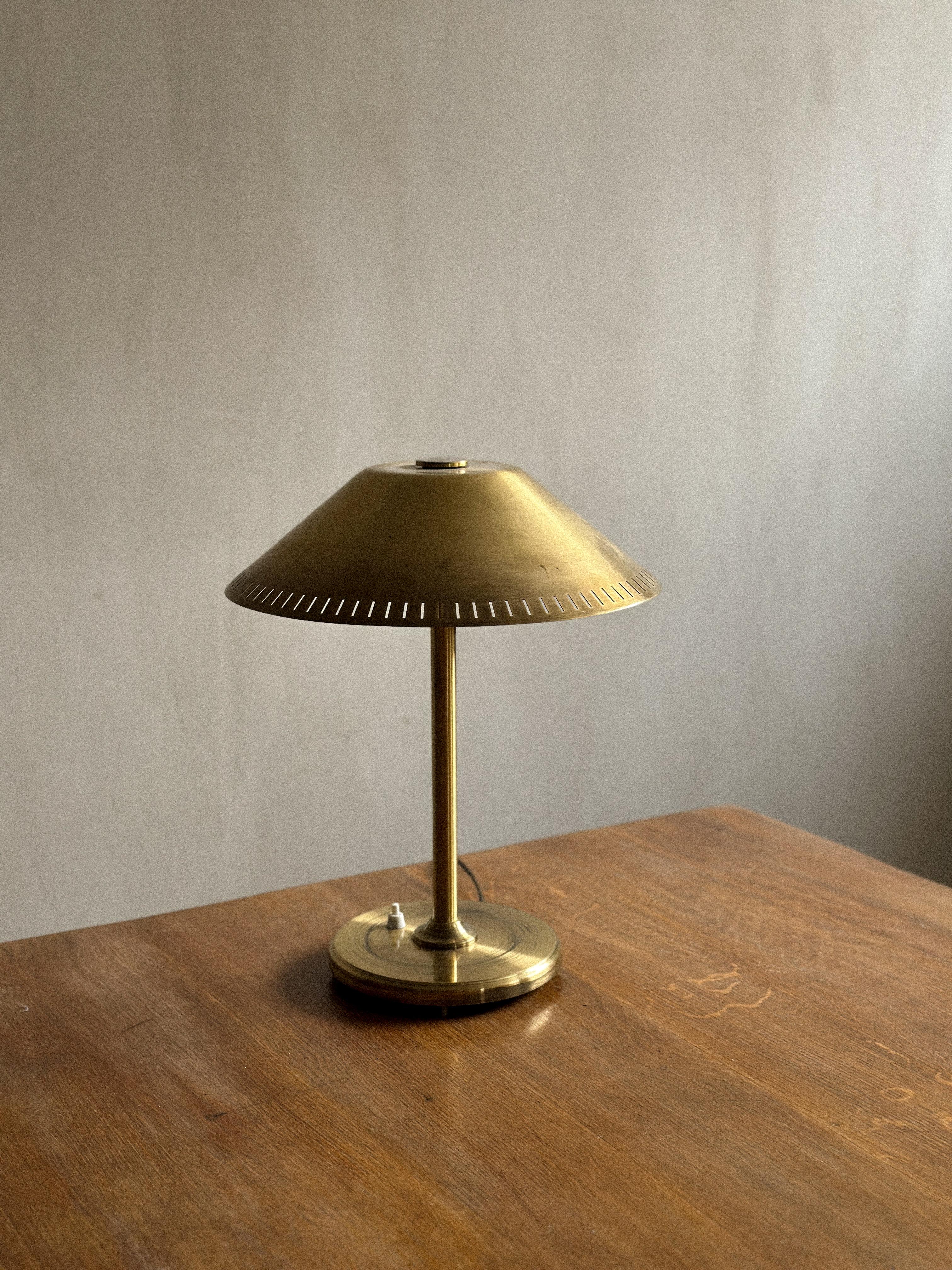 A Mid-Century table lamp in brass from Norway, ca. 1950s. Manufactured by Sønnico. 

Wear consistent with age and use. Marks, scratches. 