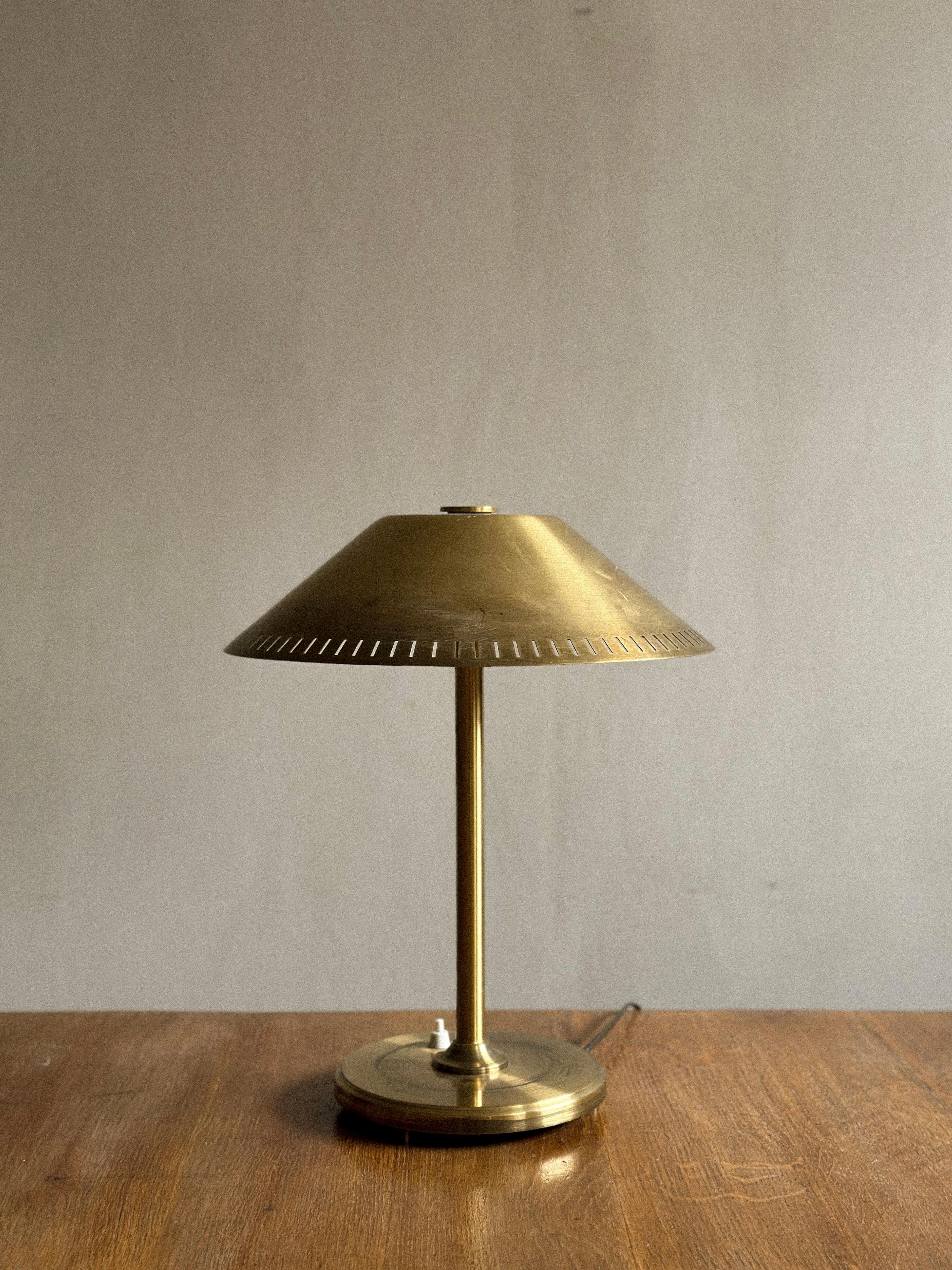 Skandinavische Mid-Century-Tischlampe aus Messing, 1950er Jahre (Moderne der Mitte des Jahrhunderts)