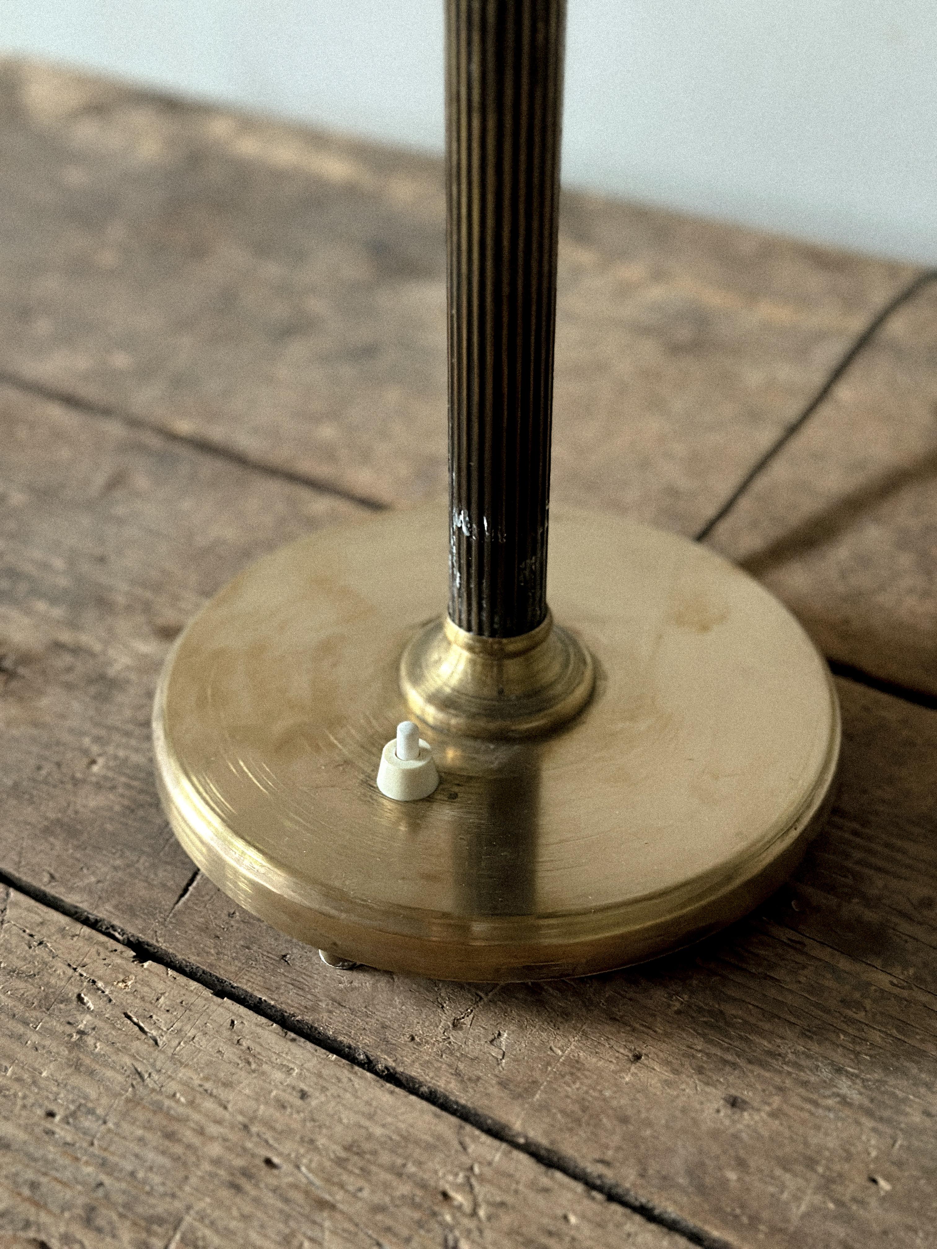 Lámpara de mesa escandinava de mediados de siglo en latón, años 1950 siglo XX en venta