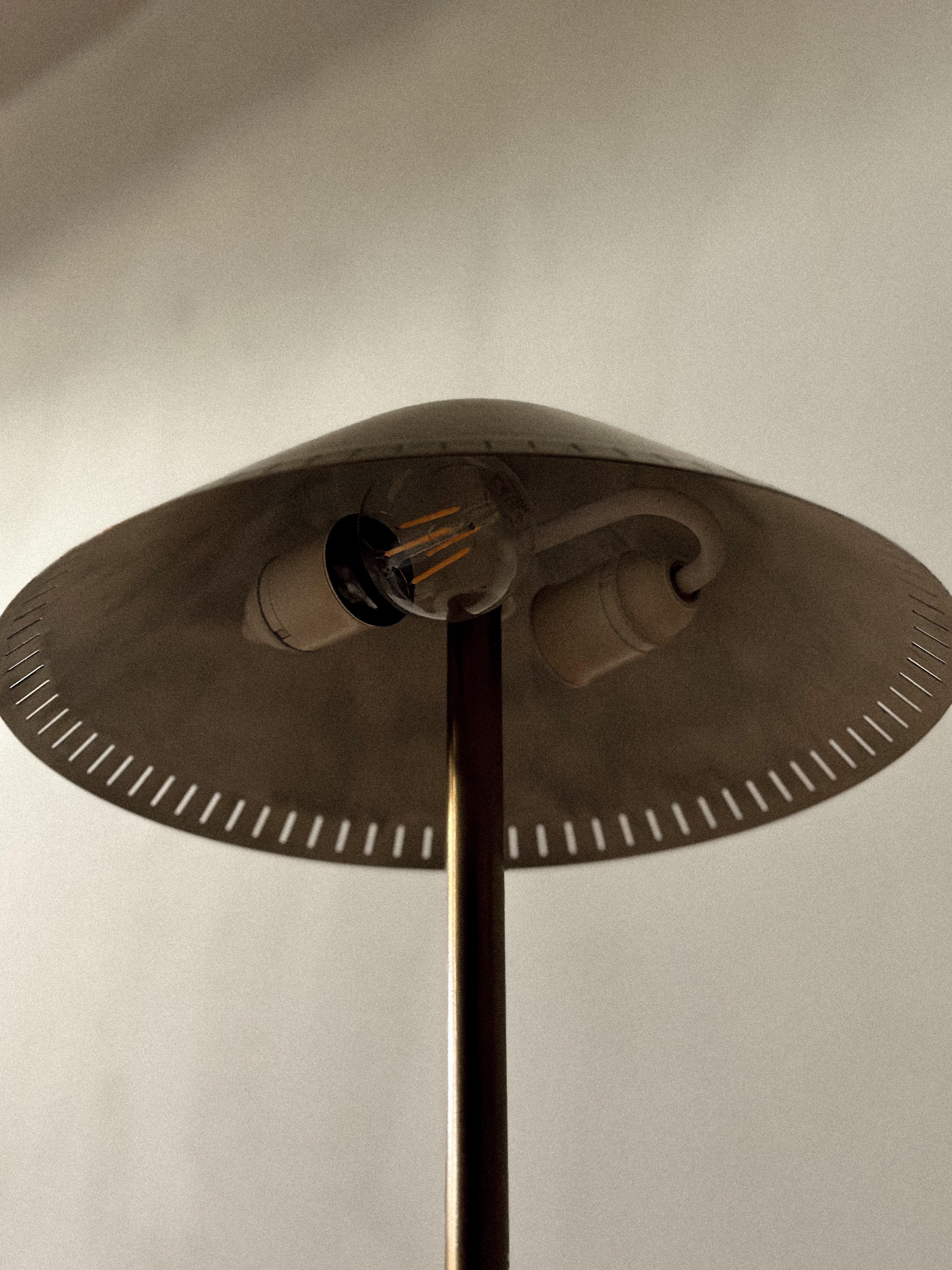 Lámpara de mesa escandinava de mediados de siglo en latón, años 1950 en venta 1