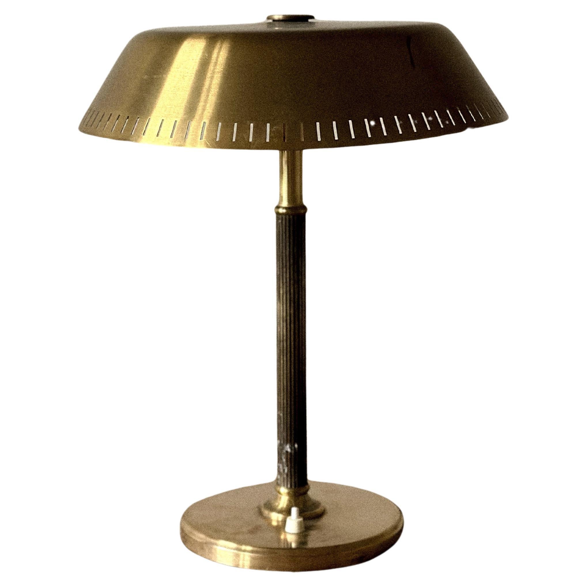 Lámpara de mesa escandinava de mediados de siglo en latón, años 1950