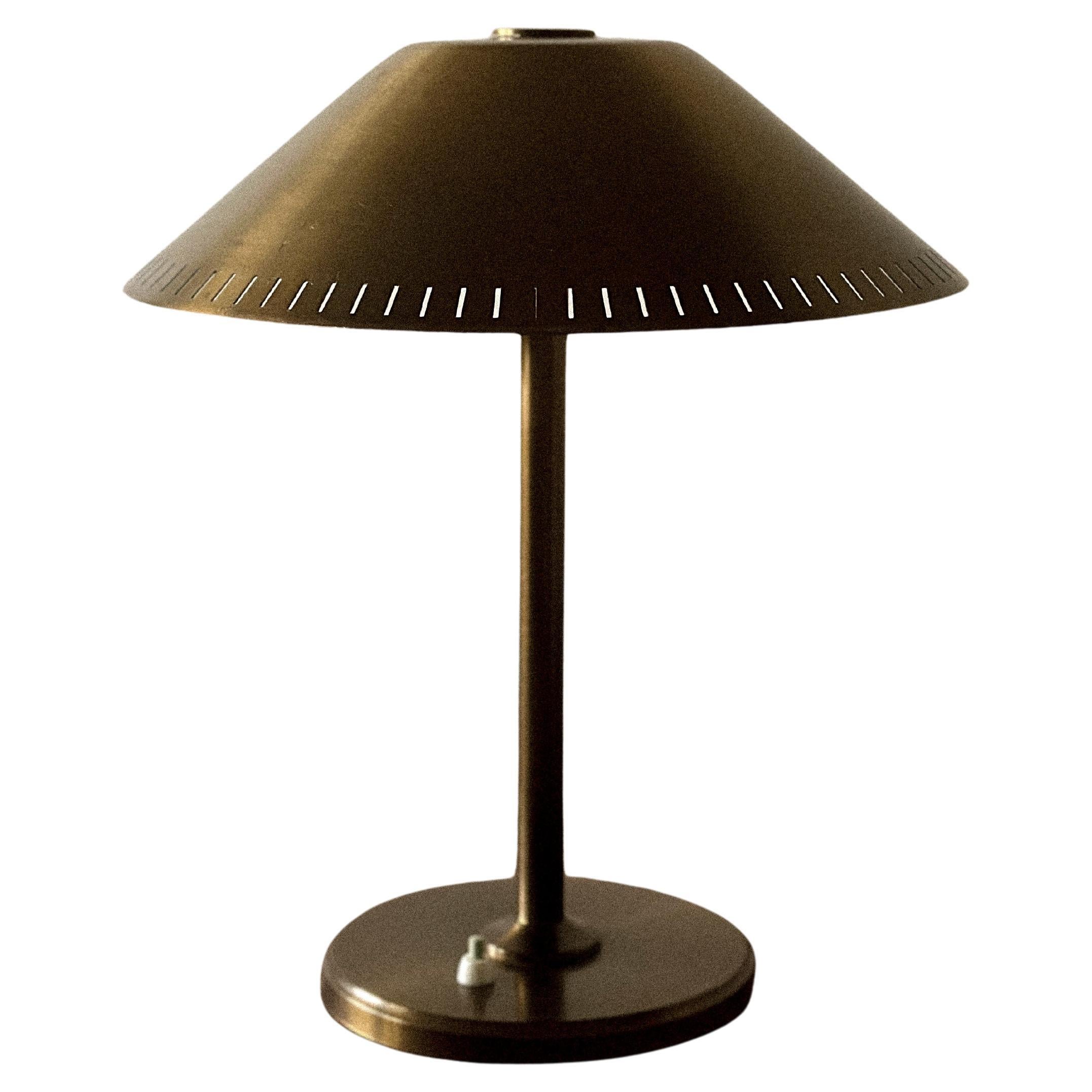 Lámpara de mesa escandinava de mediados de siglo en latón, años 1950 en venta