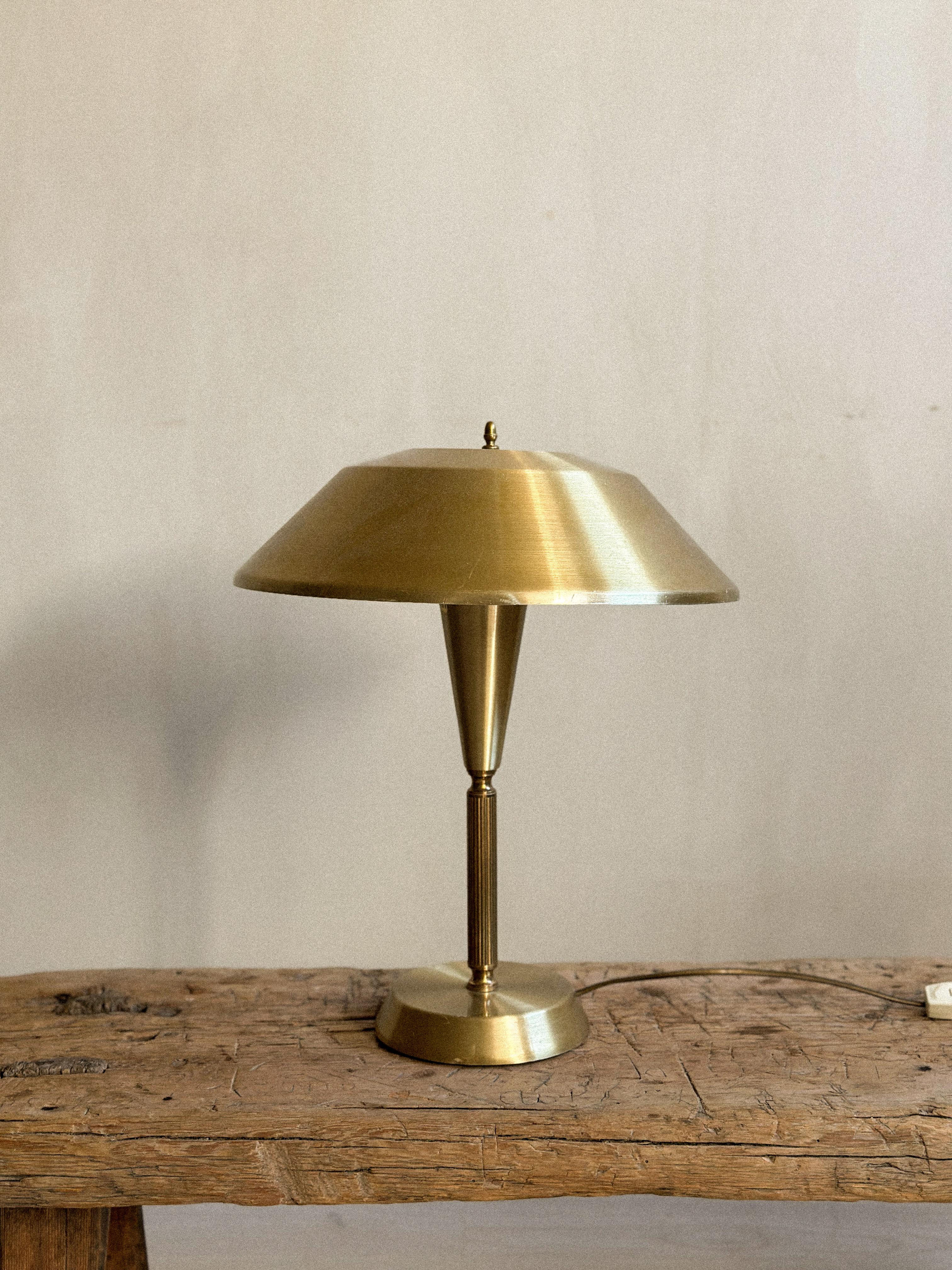 Lampe de table du milieu du siècle en laiton de Norvège, c. 1960. 

Usure conforme à l'âge et à l'utilisation. Marques, rayures, petites bosses. 