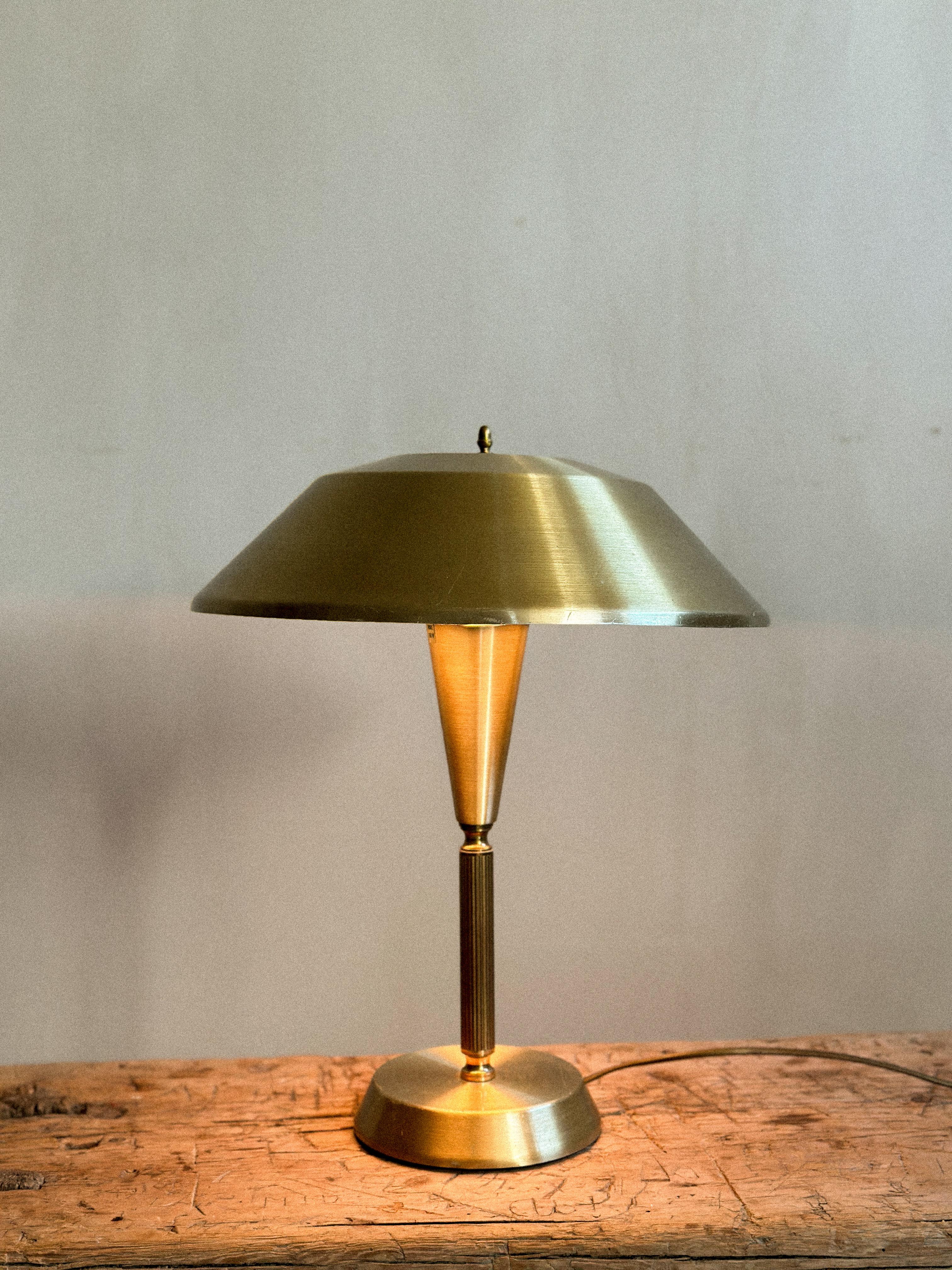 20ième siècle Lampe de table scandinave en laiton, années 1960 en vente