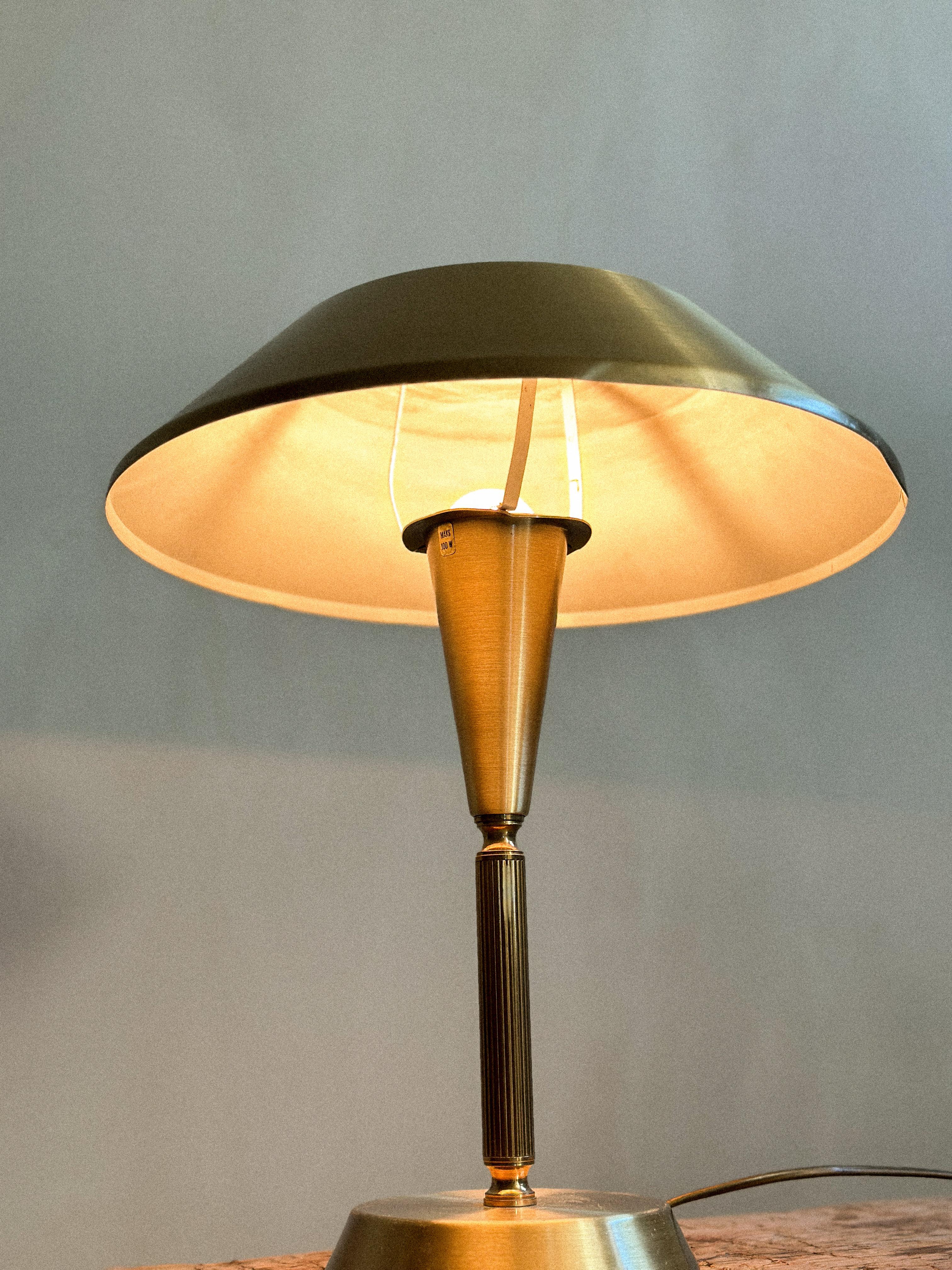 Laiton Lampe de table scandinave en laiton, années 1960 en vente