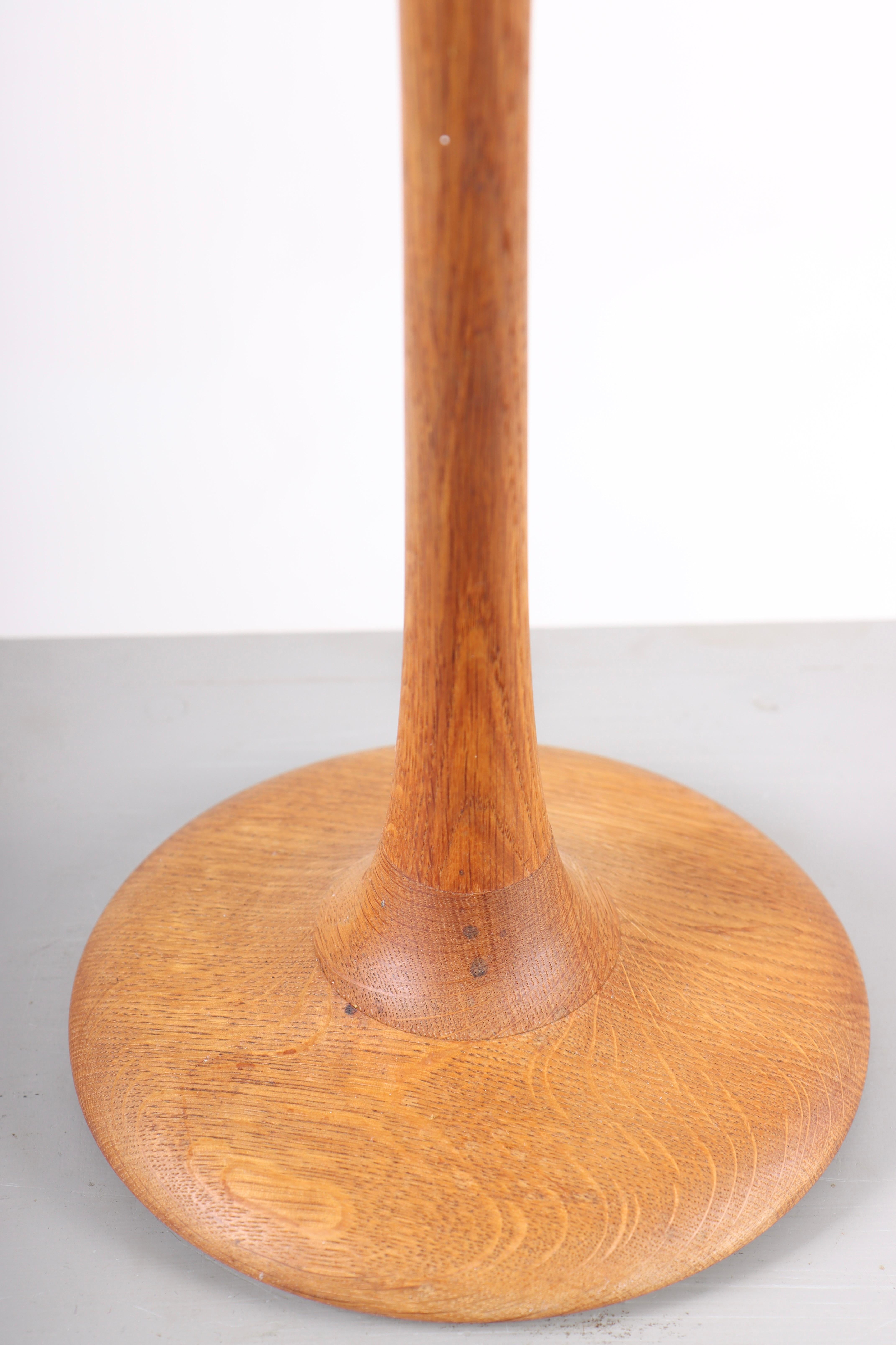 Lampe de table en chêne massif, conçue et fabriquée au Danemark Années 60
La lampe a une très belle patine chaude. Excellent état d'origine.