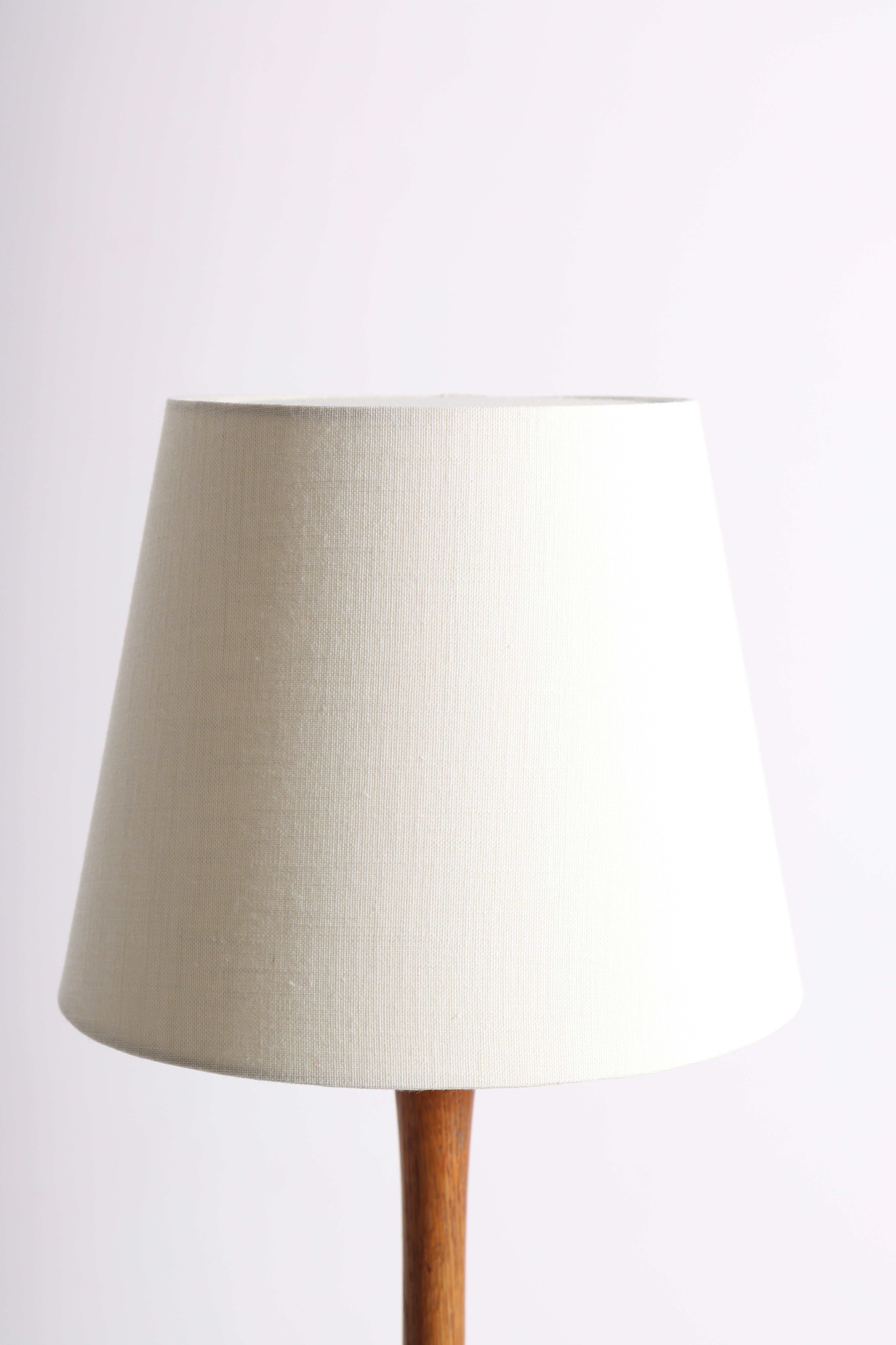 Mid-Century Scandinavian Table Lamp in Solid Oak, Made in Denmark, 1960s In Good Condition For Sale In Lejre, DK