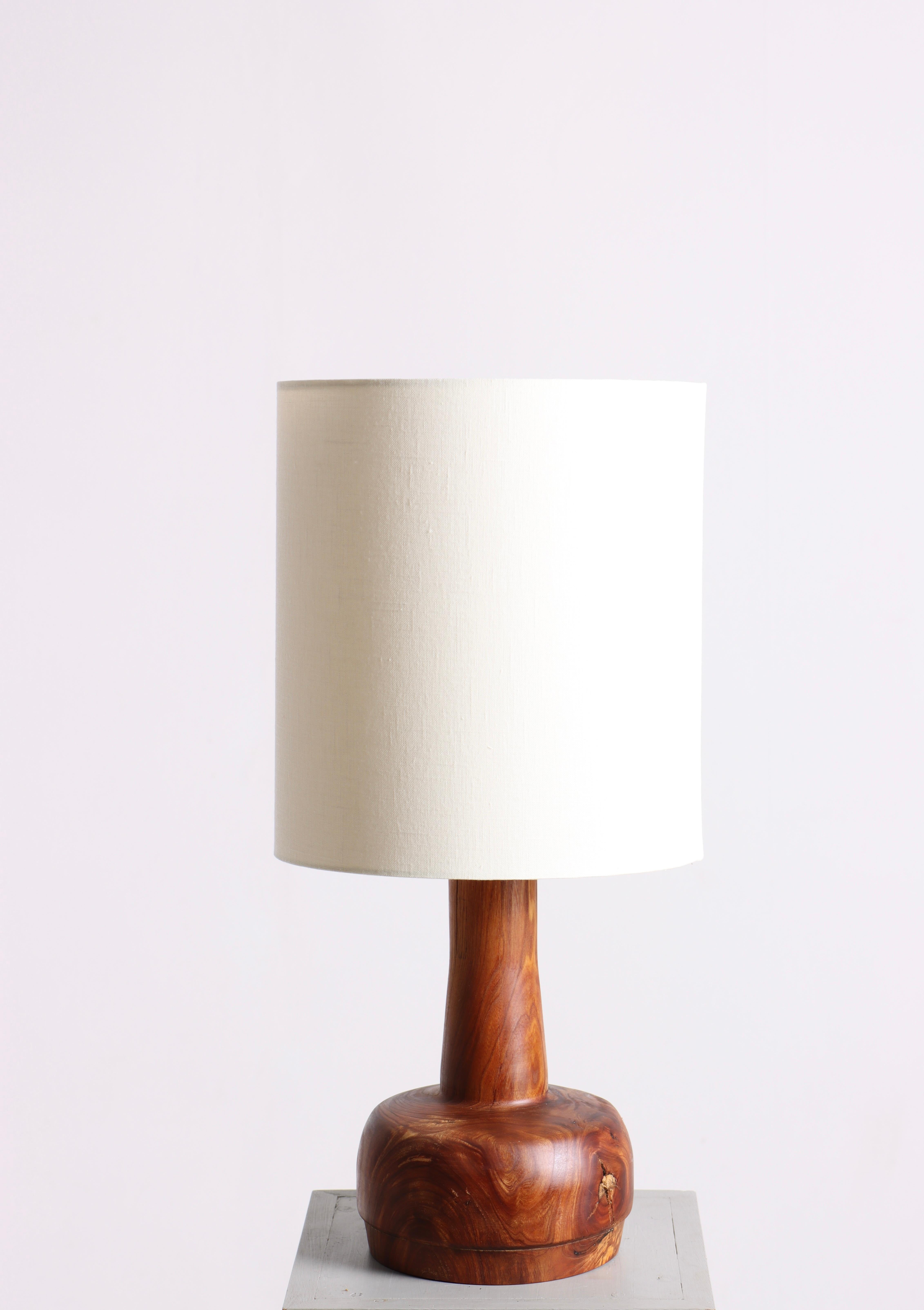 Lampe de table en teck massif conçue et fabriquée au Danemark. La lampe a une très belle patine chaude. Excellent état d'origine.