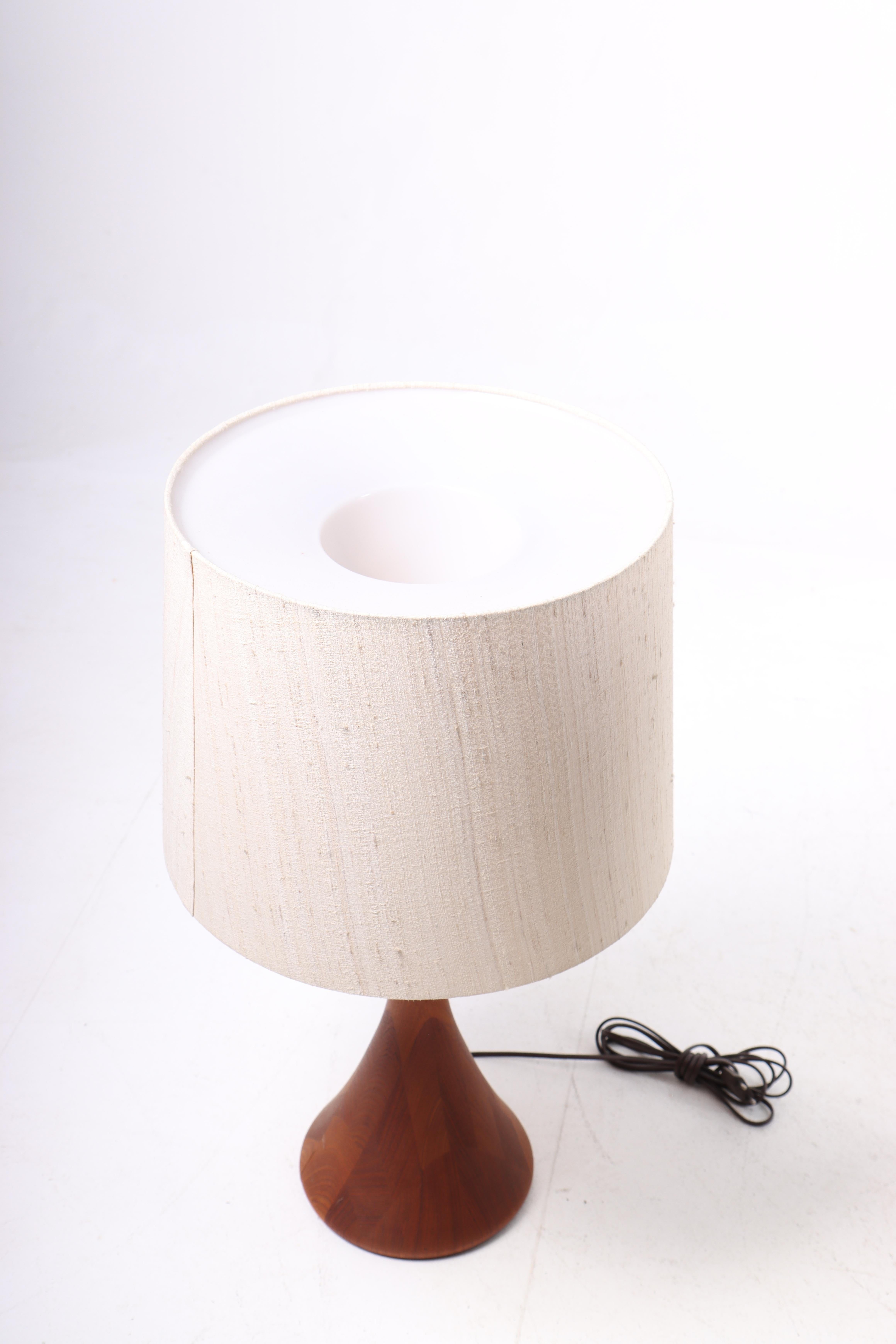Mid-Century Scandinavian Table Lamp in Solid Teak, Made in Denmark 1960s In Good Condition For Sale In Lejre, DK
