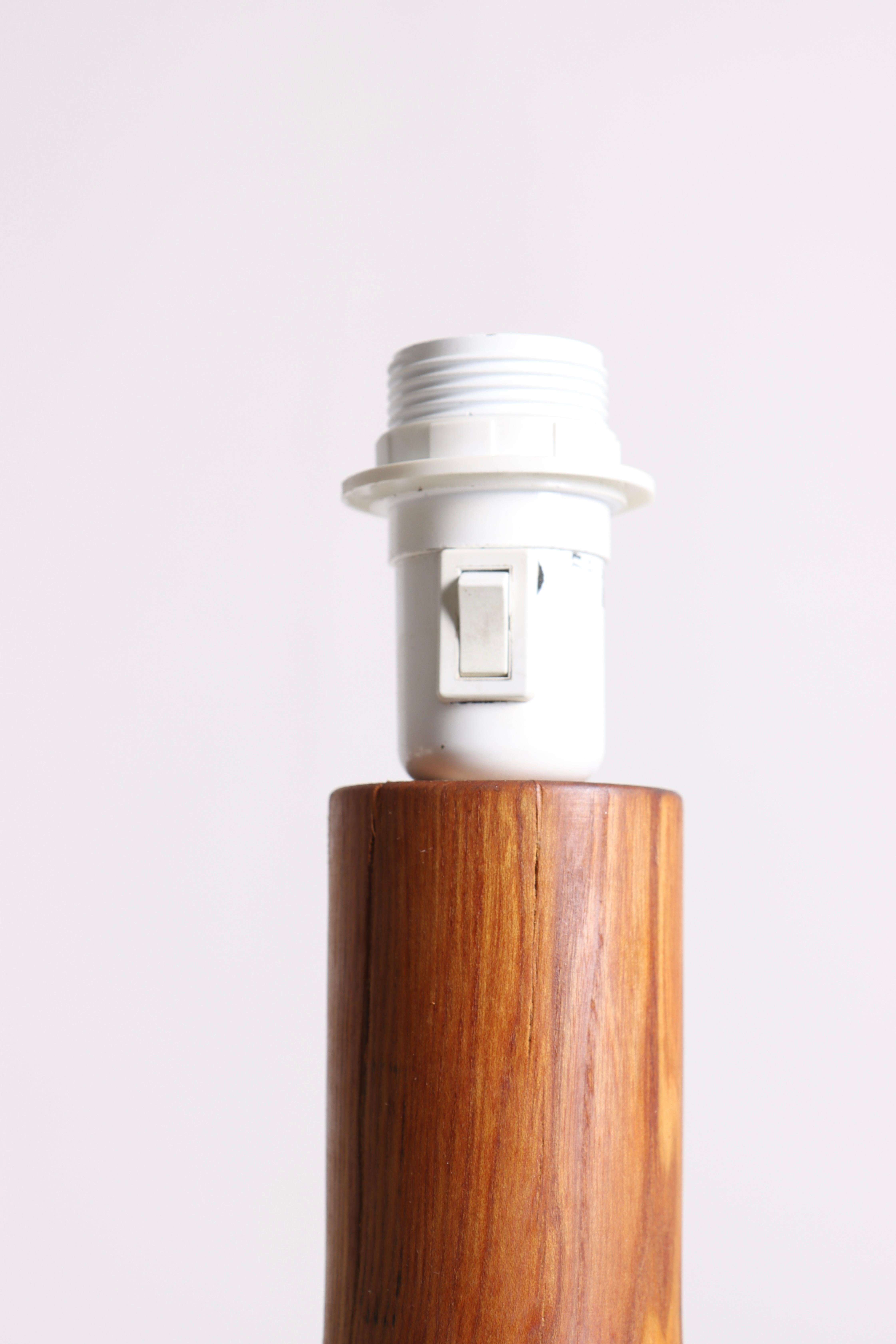 Midcentury Scandinavian Table Lamp in Solid Teak, Made in Denmark, 1960s In Good Condition For Sale In Lejre, DK