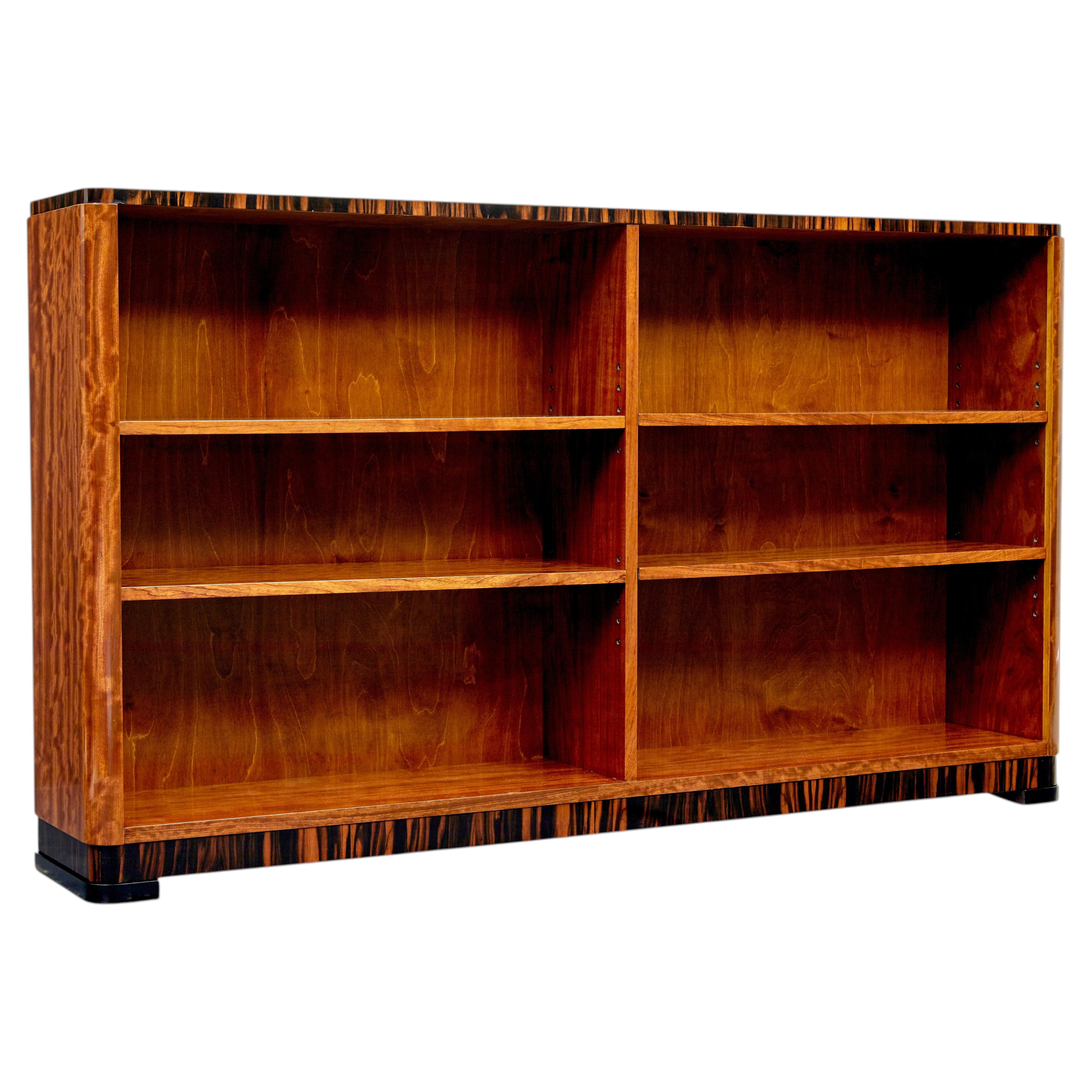 Estantería baja abierta de estilo escandinavo de mediados de siglo, de teca y madera de zebra