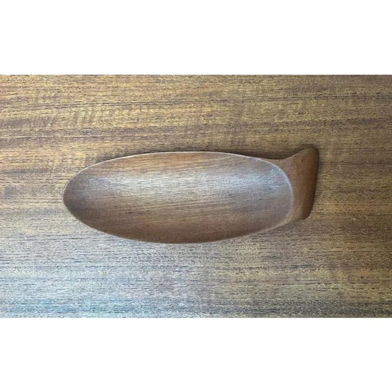 Ciotola in teak scandinava di metà secolo, anni '60, in ottime condizioni. Progettato dal 1960 al 1969

Informazioni aggiuntive:
Materiali: Teak
Colore: marrone
Stili: Medioevo Moderno
Tipo di articolo: Vintage, Antico o Pre-owned
Dimensioni: 9,84ʺW