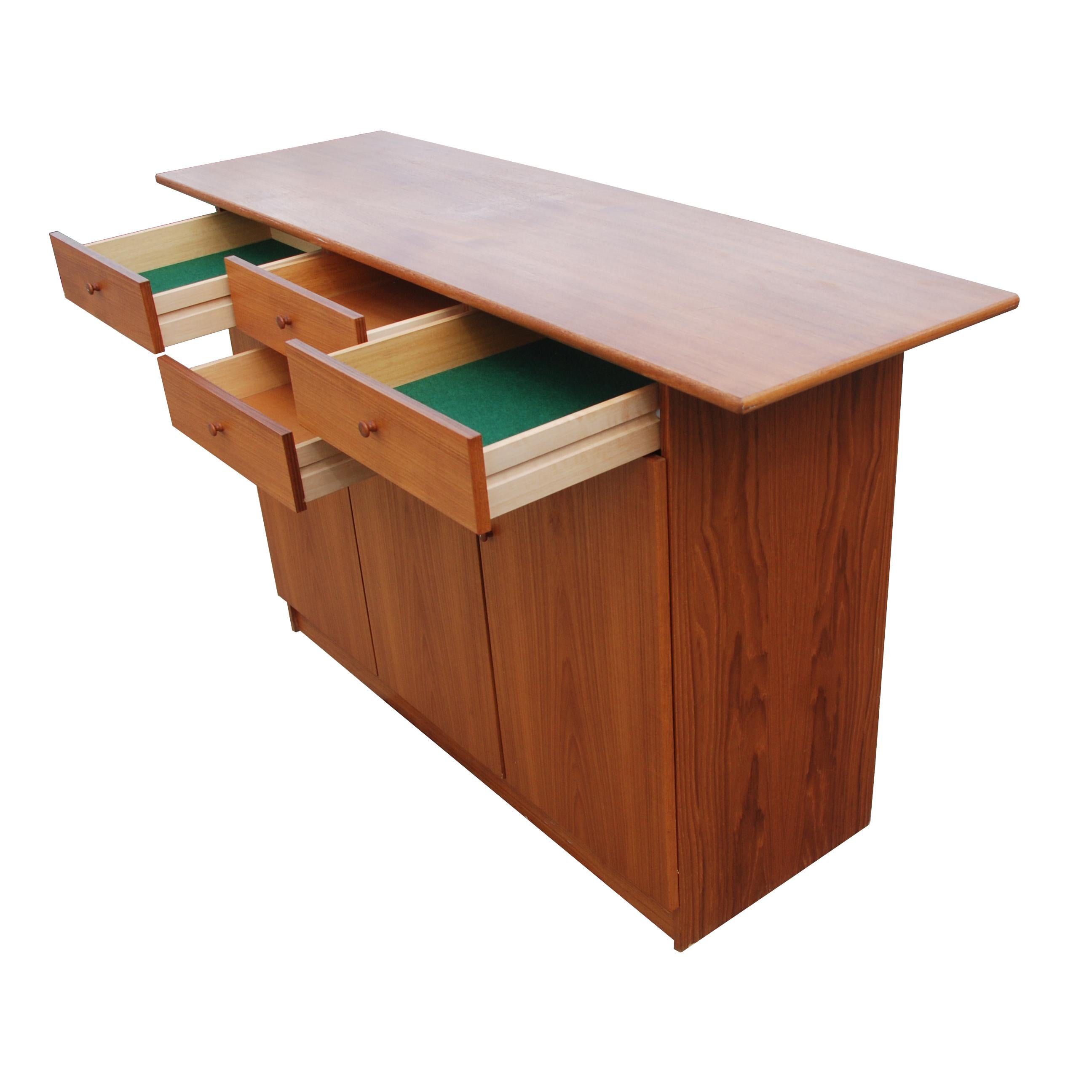 Scandinavo Buffet scandinavo di metà secolo in teak in vendita
