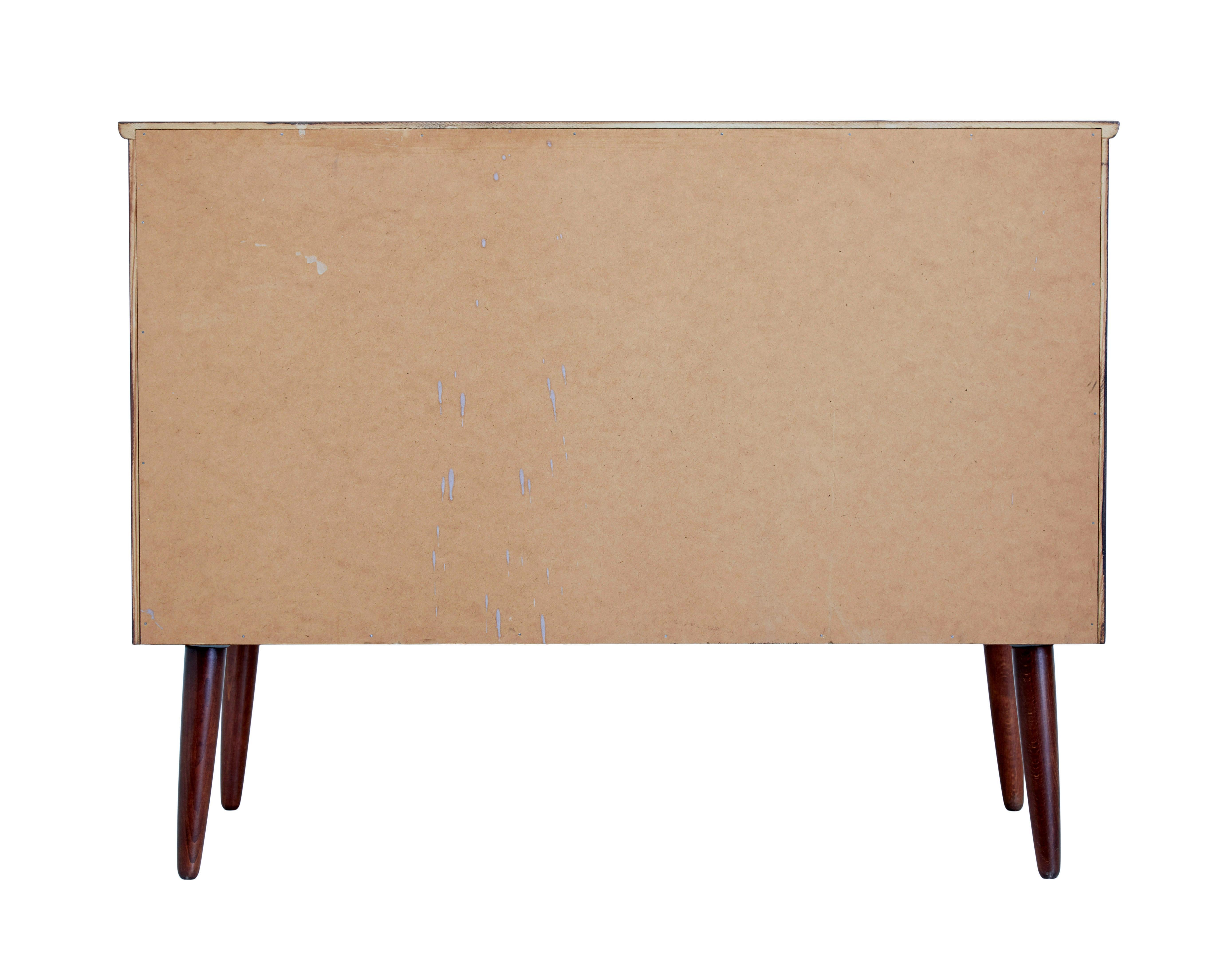 Svedese Cassettiera scandinava di metà secolo in teak in vendita