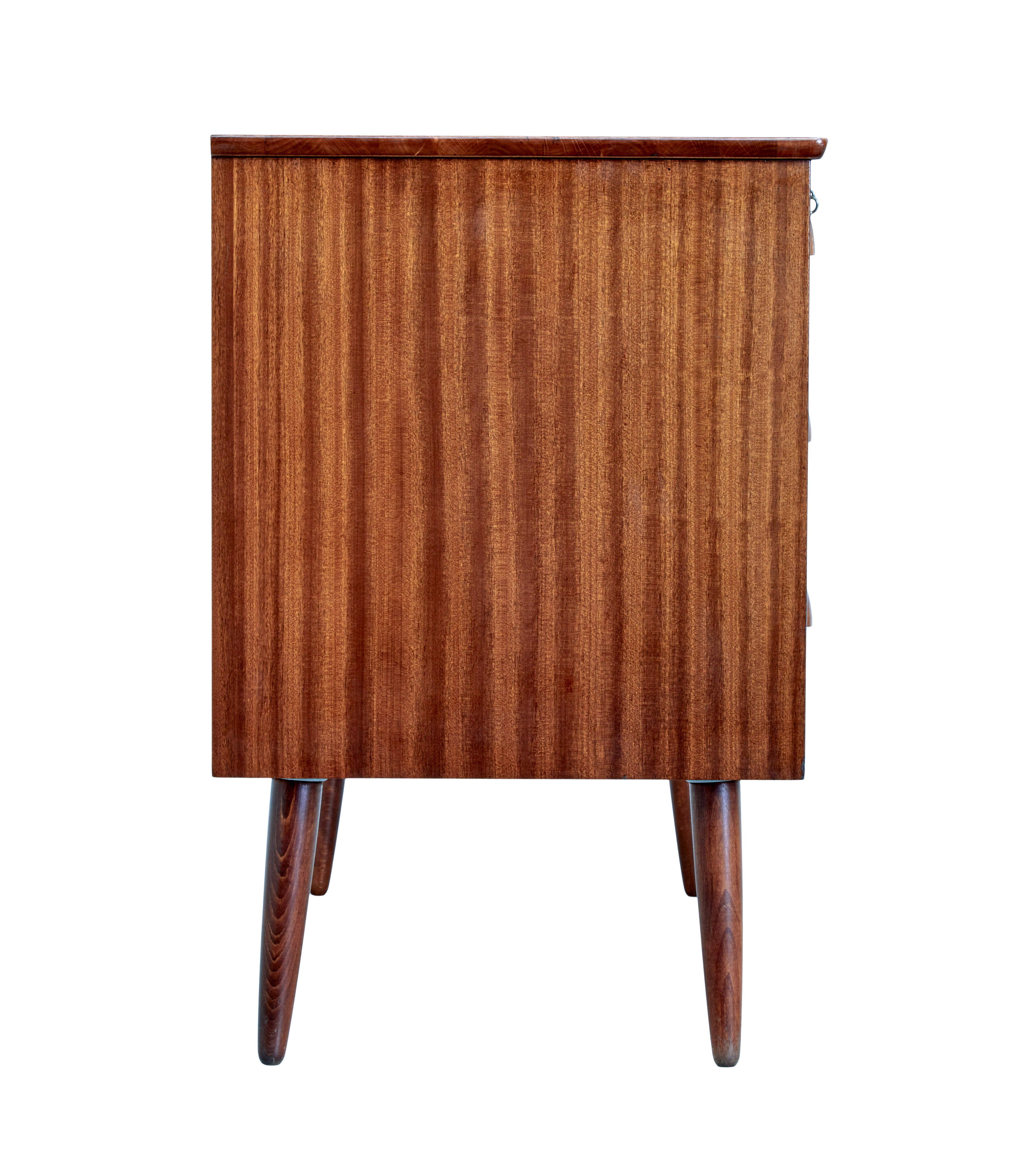 Intagliato a mano Cassettiera scandinava di metà secolo in teak in vendita