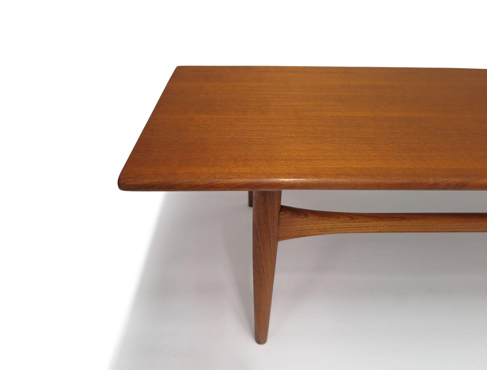Mid-century Scandinavian Teak Coffee Table In Excellent Condition For Sale In Oakland, CA