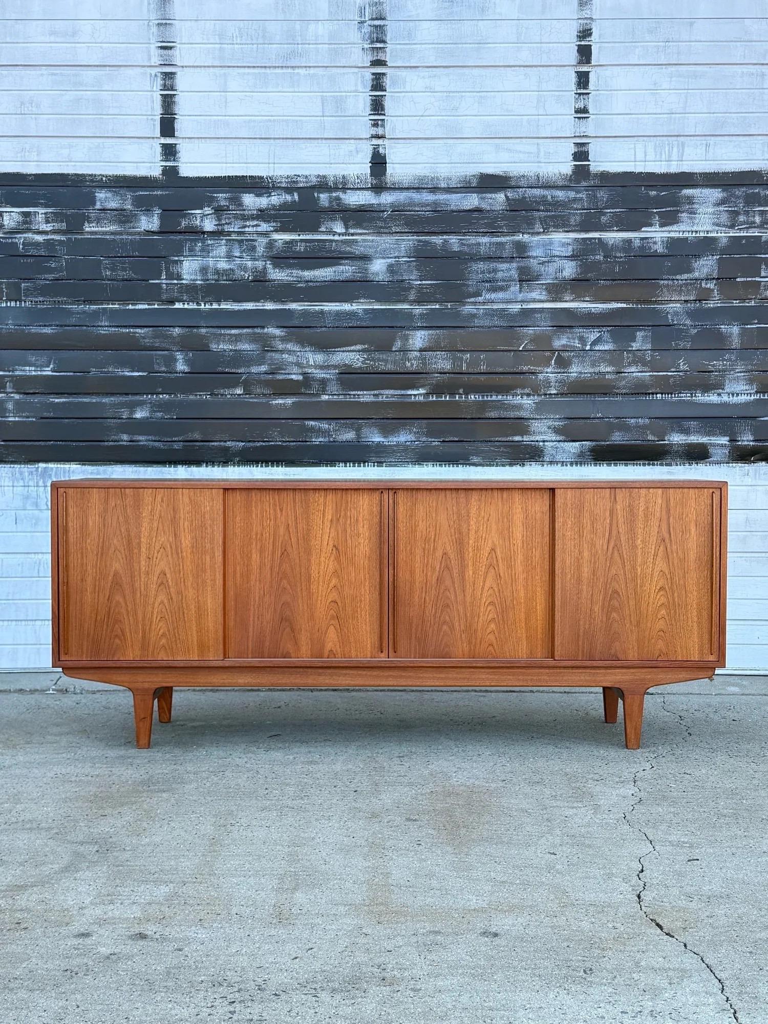 Mid-Century Scandinavian Teak Credenza en venta