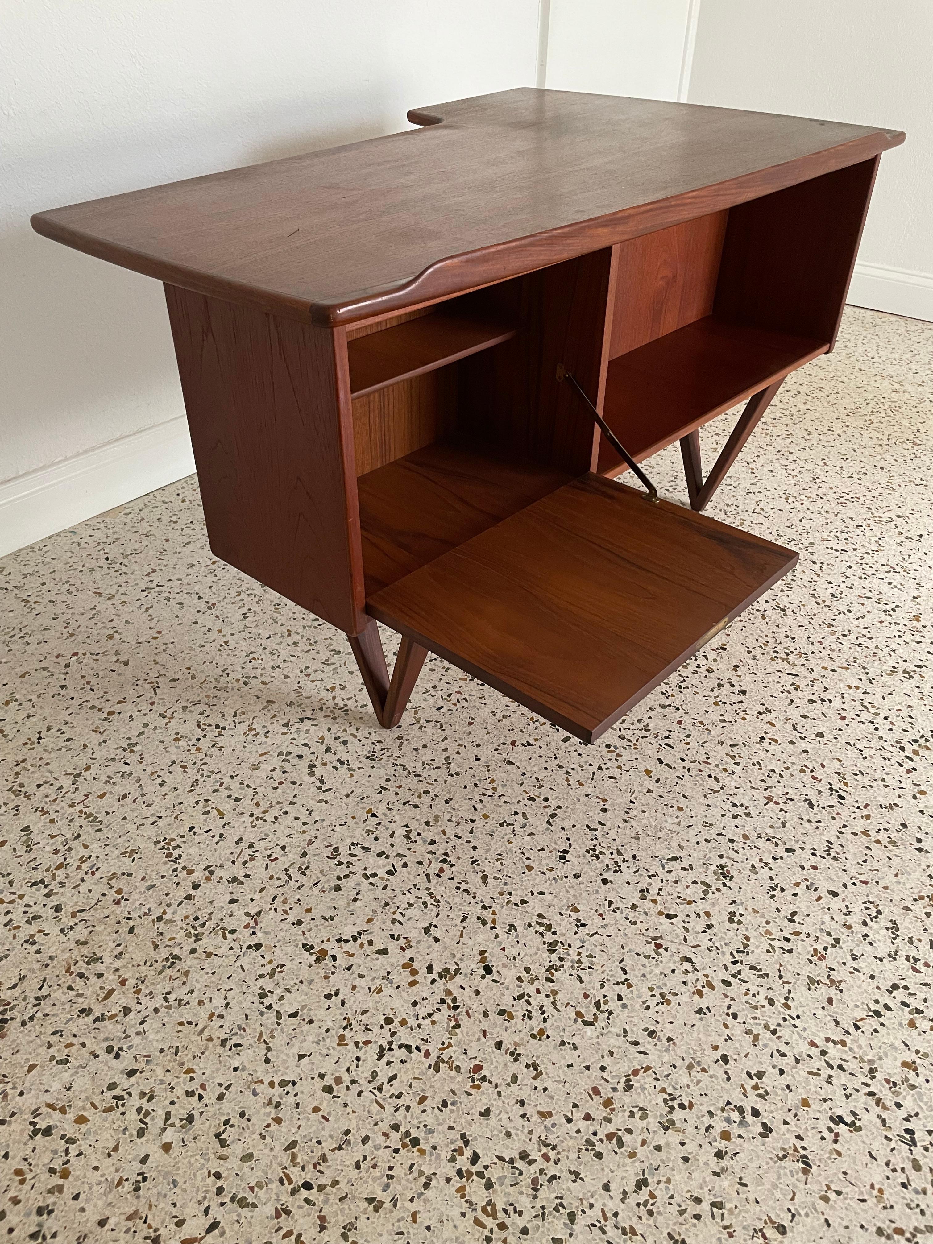 Mid Century Scandinavian Teak Desk, Göran Strand for Lelångs Mobelfabrik For Sale 4