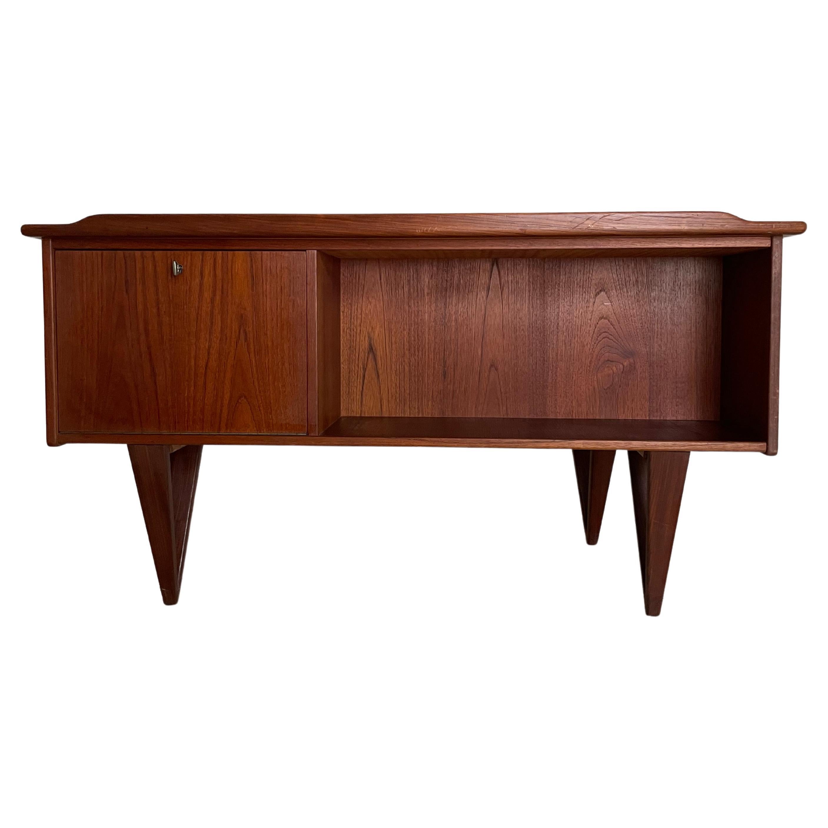 Mid Century Scandinavian Teak Desk, Göran Strand for Lelångs Mobelfabrik For Sale 2