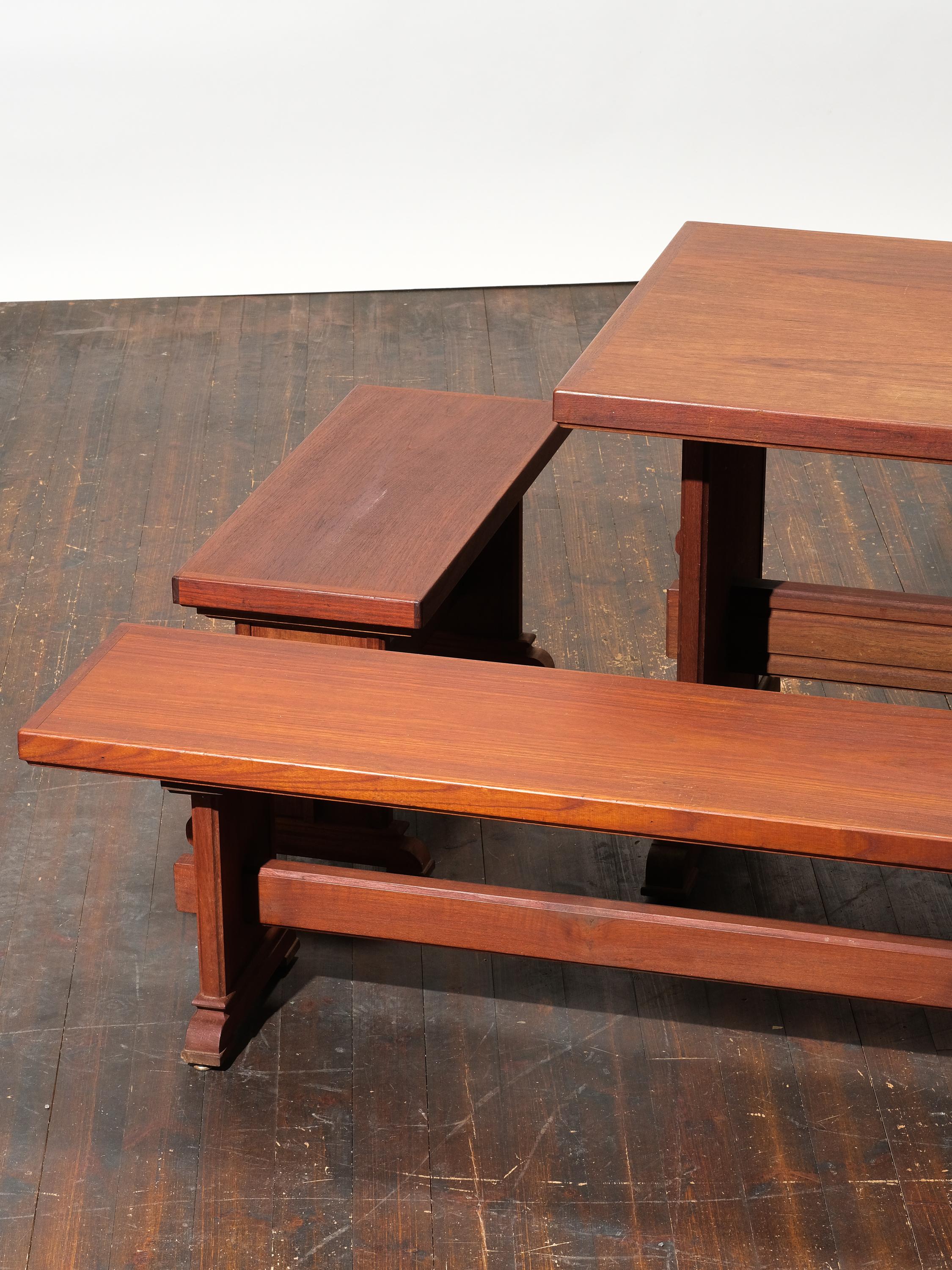 Ensemble de salle à manger unique fait à la main en teck. Probablement fabriqué au Danemark dans les années 1950. Design/One inconnu.

Ensemble composé d'une table et de trois bancs. Construction très solide.

Mesures :
Table 125,5 x 74,5 cm,
