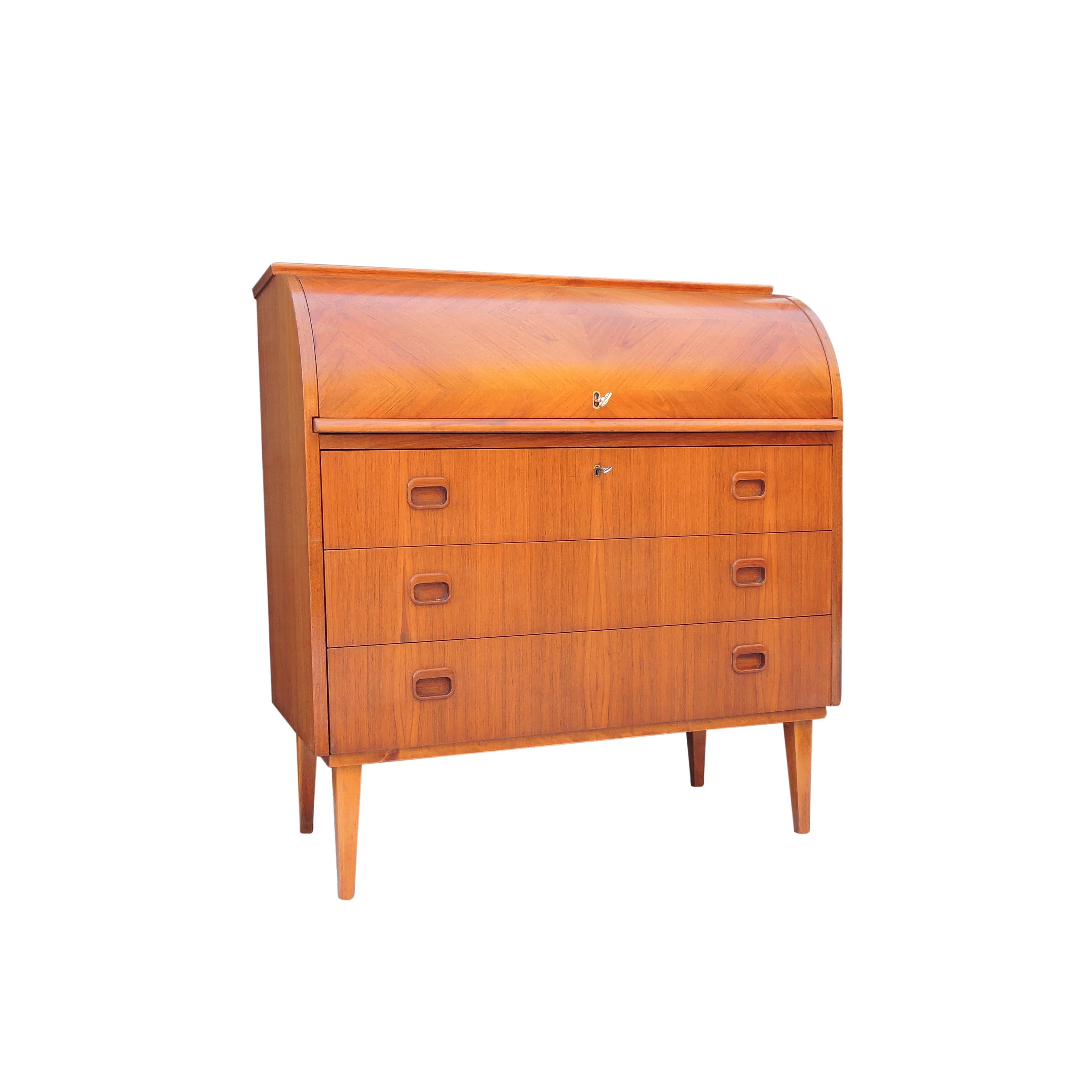 A Swedish teak cylinder roll top desk/bureau designed by Egon Ostergaard in the 1960s. Featuring a pullout / pull-out desk and a quad cut veneer design on the roll top.