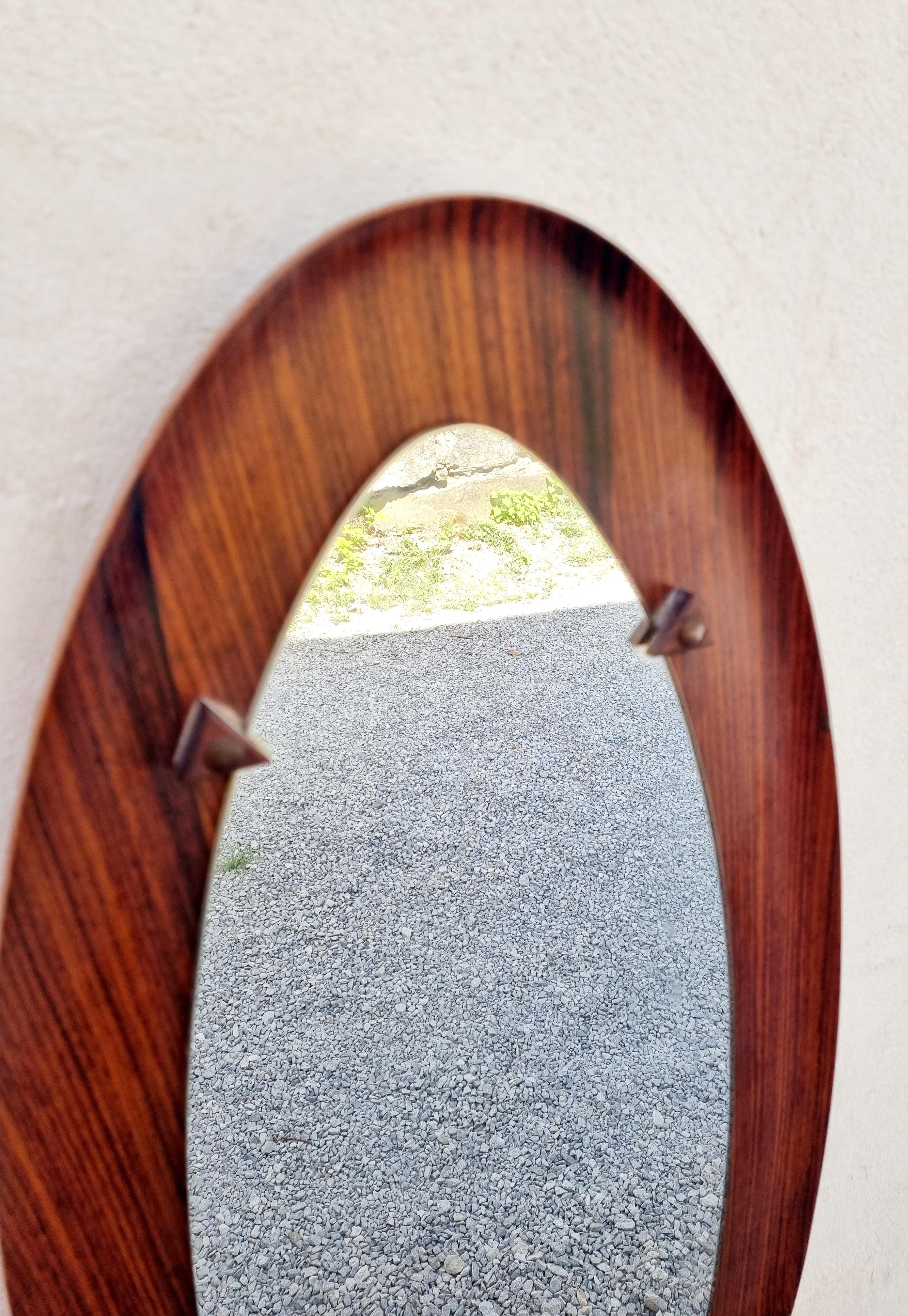 Bellissimo specchio da parete in legno degli anni '60 realizzato in Danimarca.
Design scandinavo classico
Questo specchio ovale è realizzato con cornice in legno, dettagli e vetro a specchio.
Teak
Lo specchio è in ottime condizioni vintage. È un