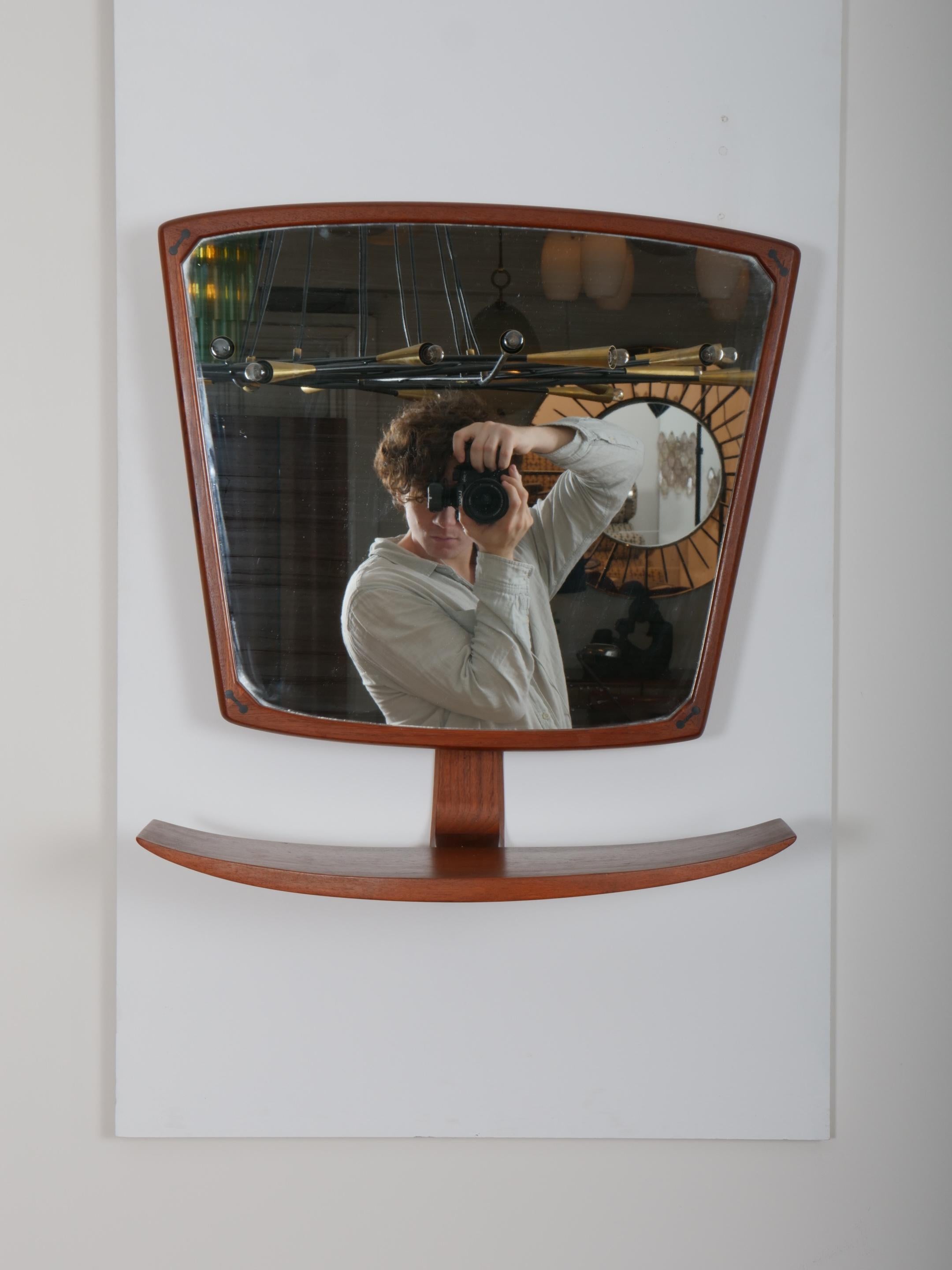 Specchio articolato di qualità con mensola.

Realizzato in Danimarca negli anni '60 dall'IDG (International Designers Group).

In ottime condizioni. 