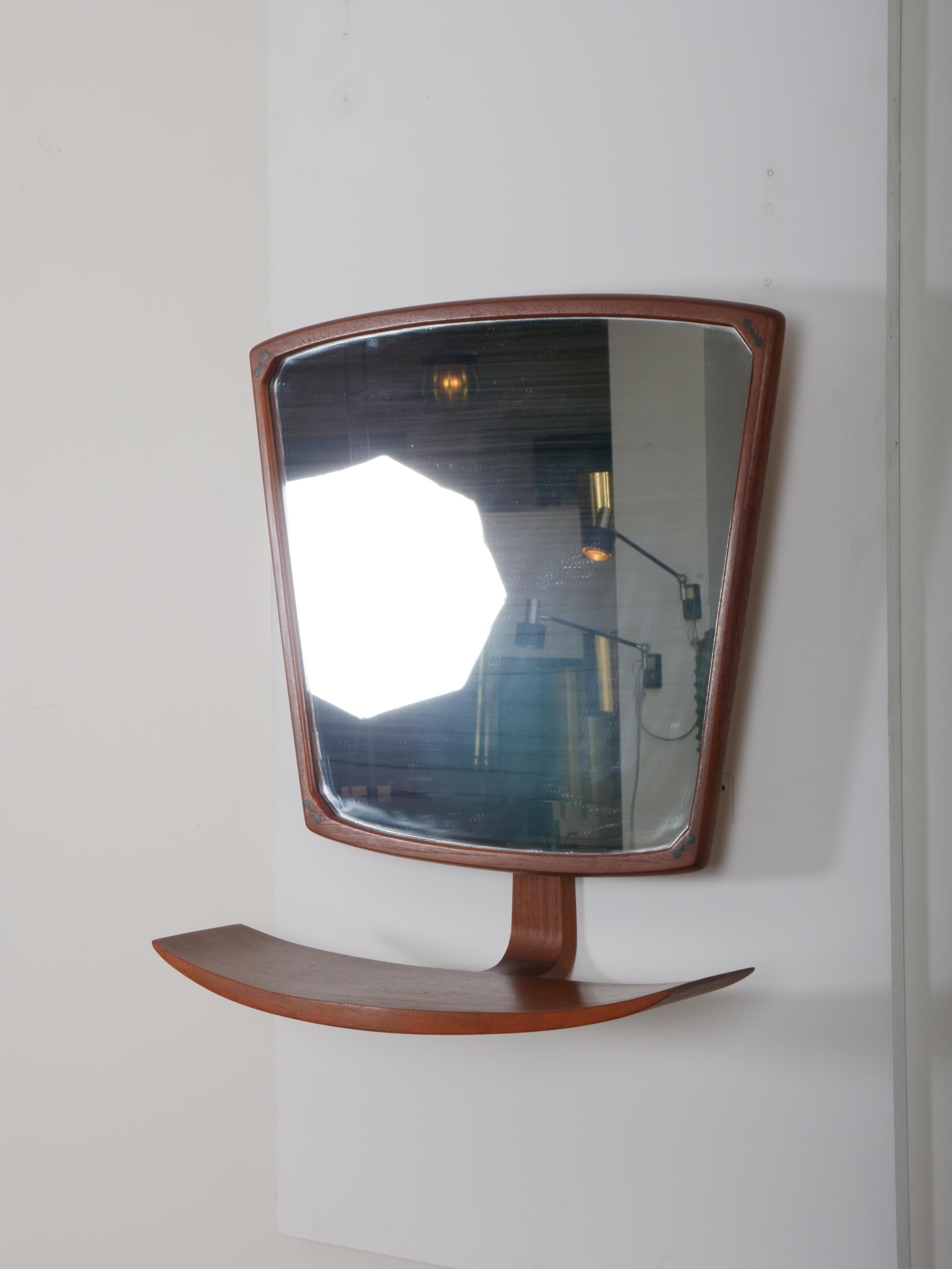 Mid-Century moderno Specchio da parete in teak scandinavo di metà secolo con mensola c1960 in vendita