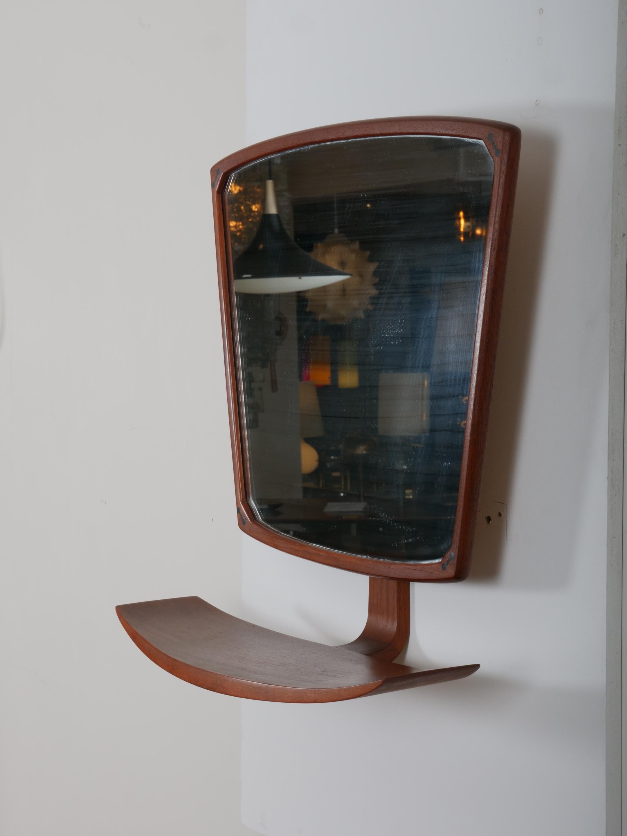 Danese Specchio da parete in teak scandinavo di metà secolo con mensola c1960 in vendita