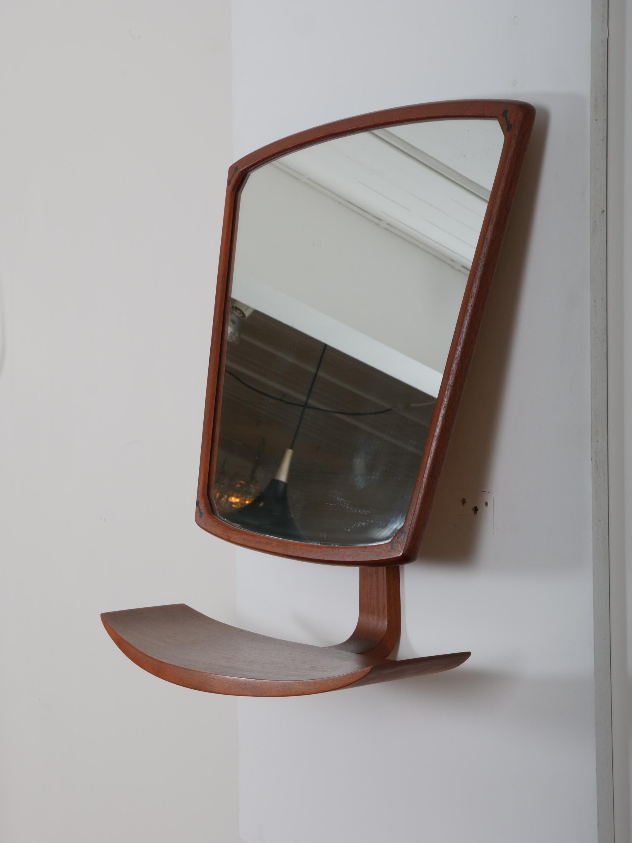 Specchio da parete in teak scandinavo di metà secolo con mensola c1960 In condizioni buone in vendita a London, GB