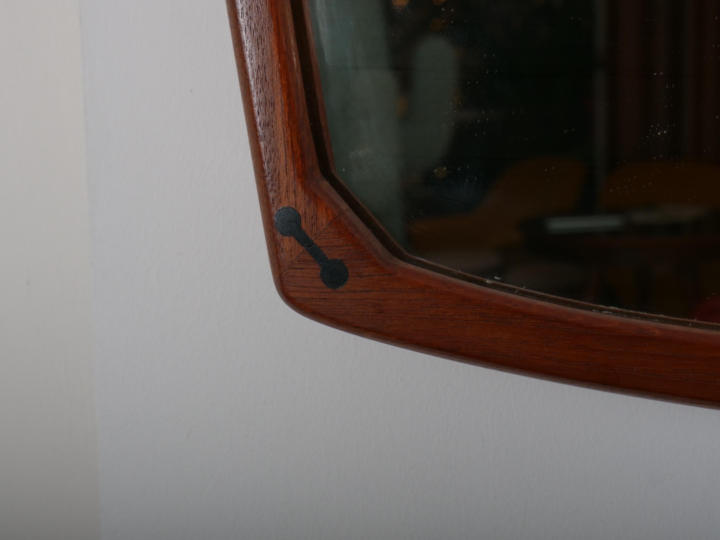 Metallo Specchio da parete in teak scandinavo di metà secolo con mensola c1960 in vendita