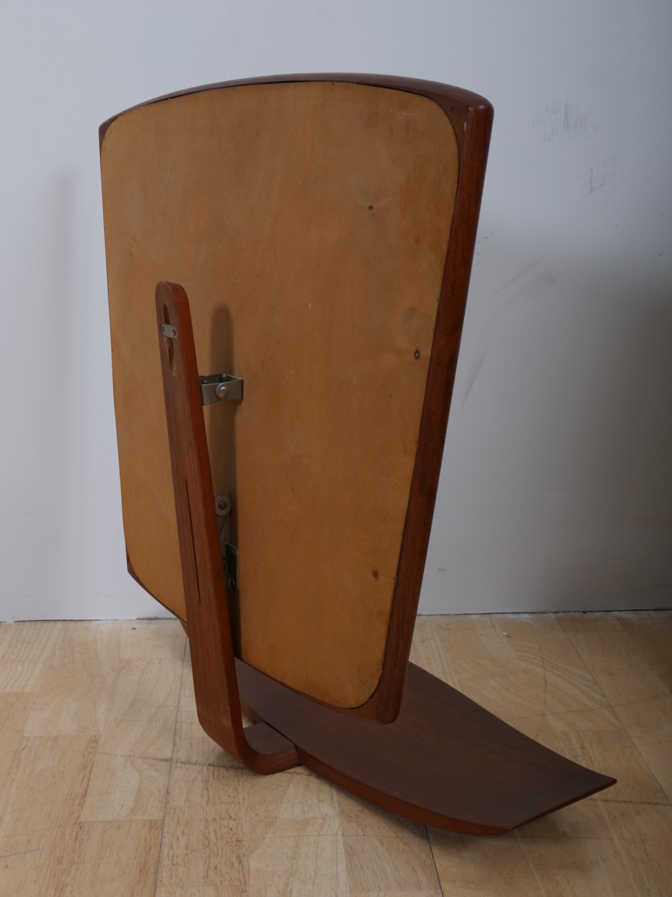 Specchio da parete in teak scandinavo di metà secolo con mensola c1960 in vendita 1