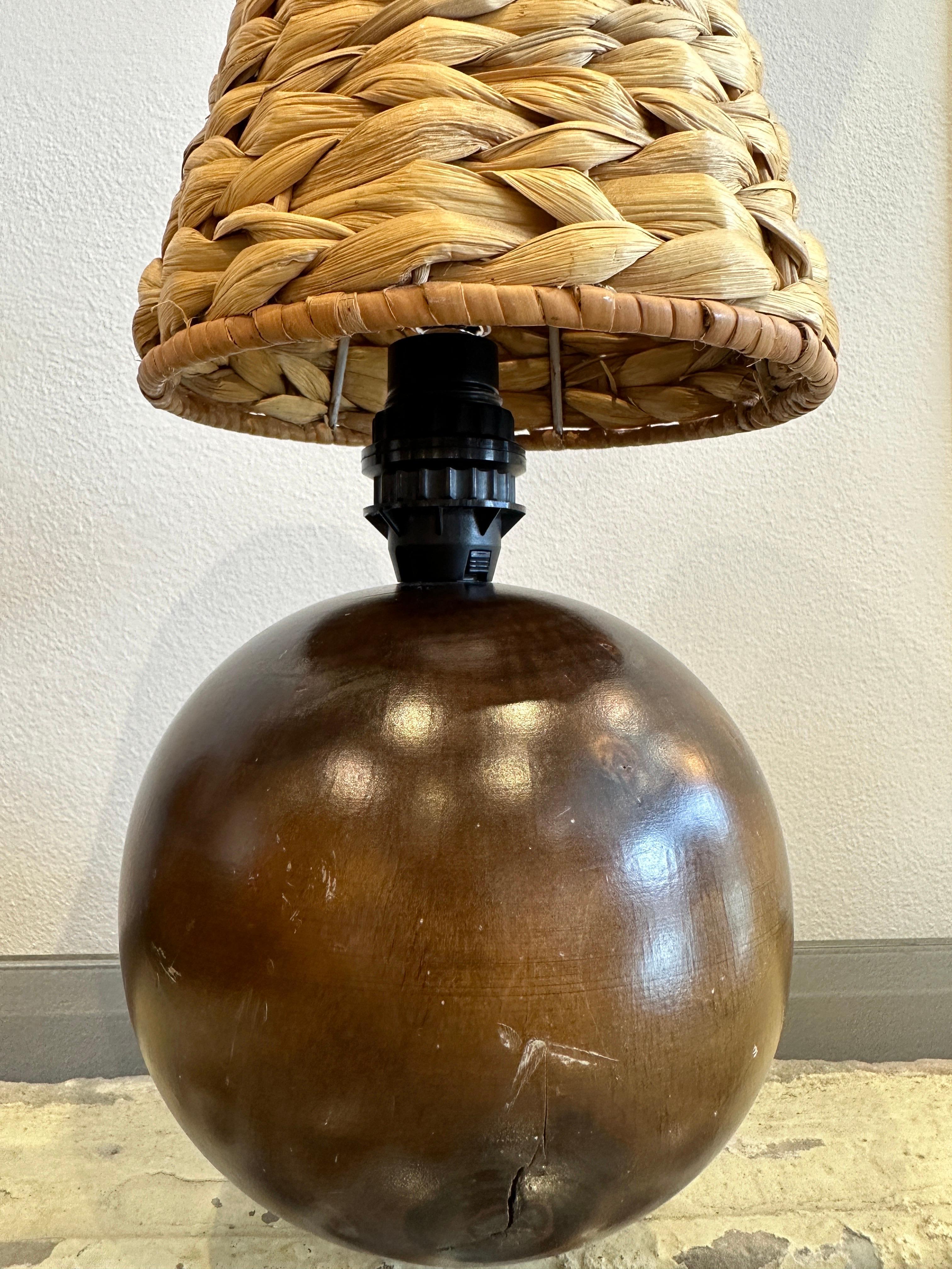 Cette lampe en teck en forme de globe est composée d'un solide morceau de bois de teck formé par des artisans scandinaves pour créer cette lampe étonnamment organique. NOTE : il y a un groupe étonnant de ces objets dans des tailles et des nuances
