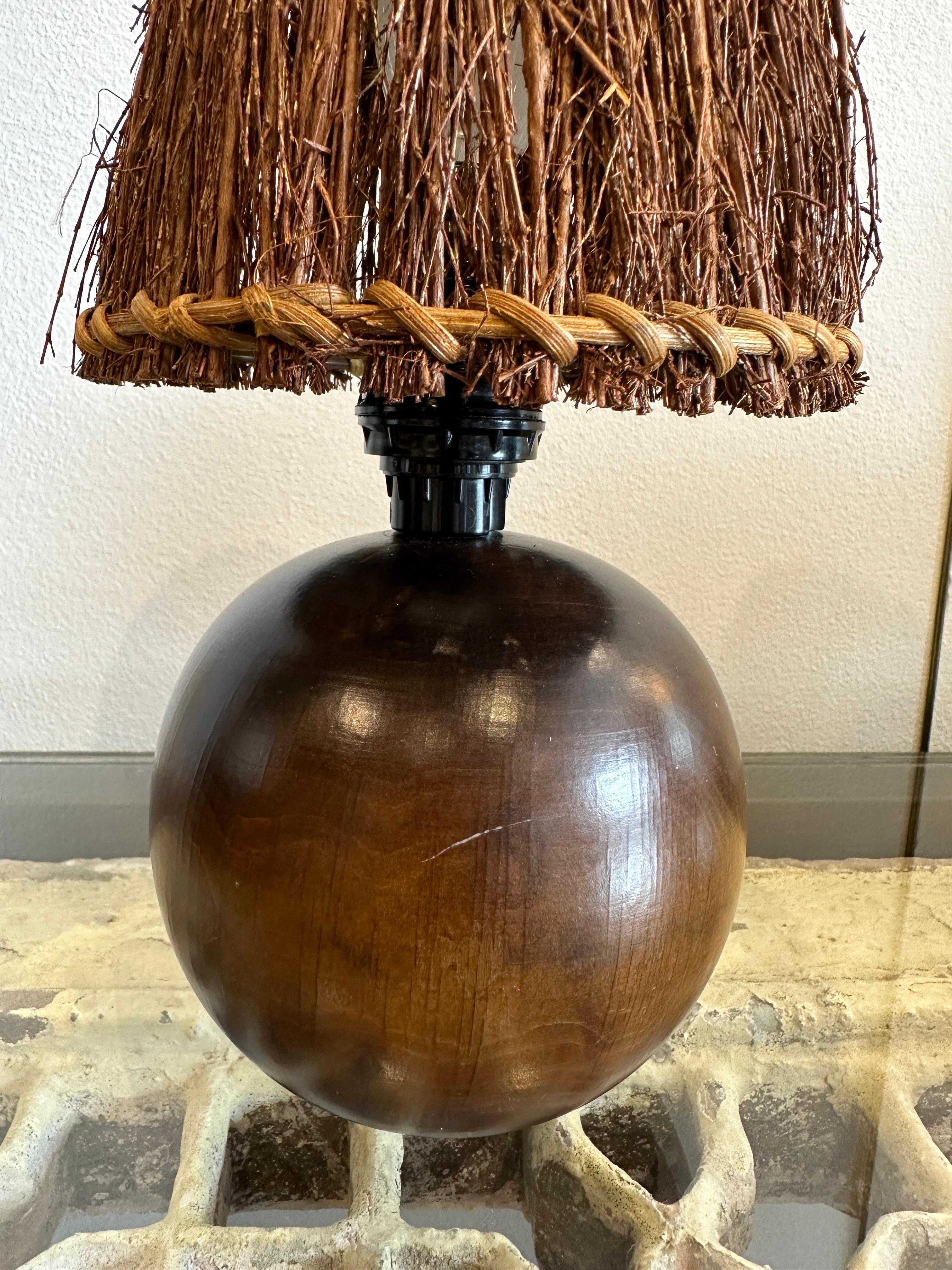 Mid-Century Modern Lampe de bureau scandinave Globe en bois de teck du milieu du siècle dernier en vente