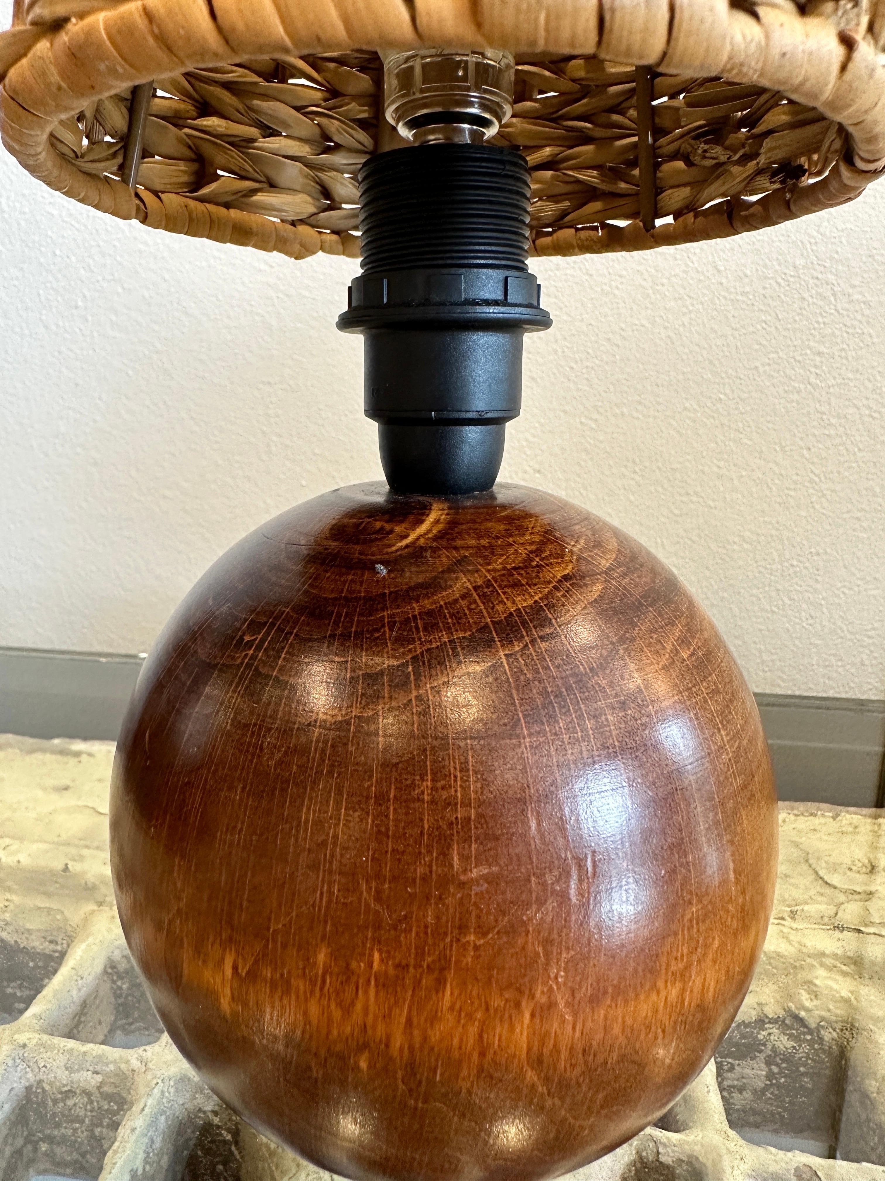 Mid-Century Modern Lampe de bureau scandinave Globe en bois de teck du milieu du siècle dernier en vente