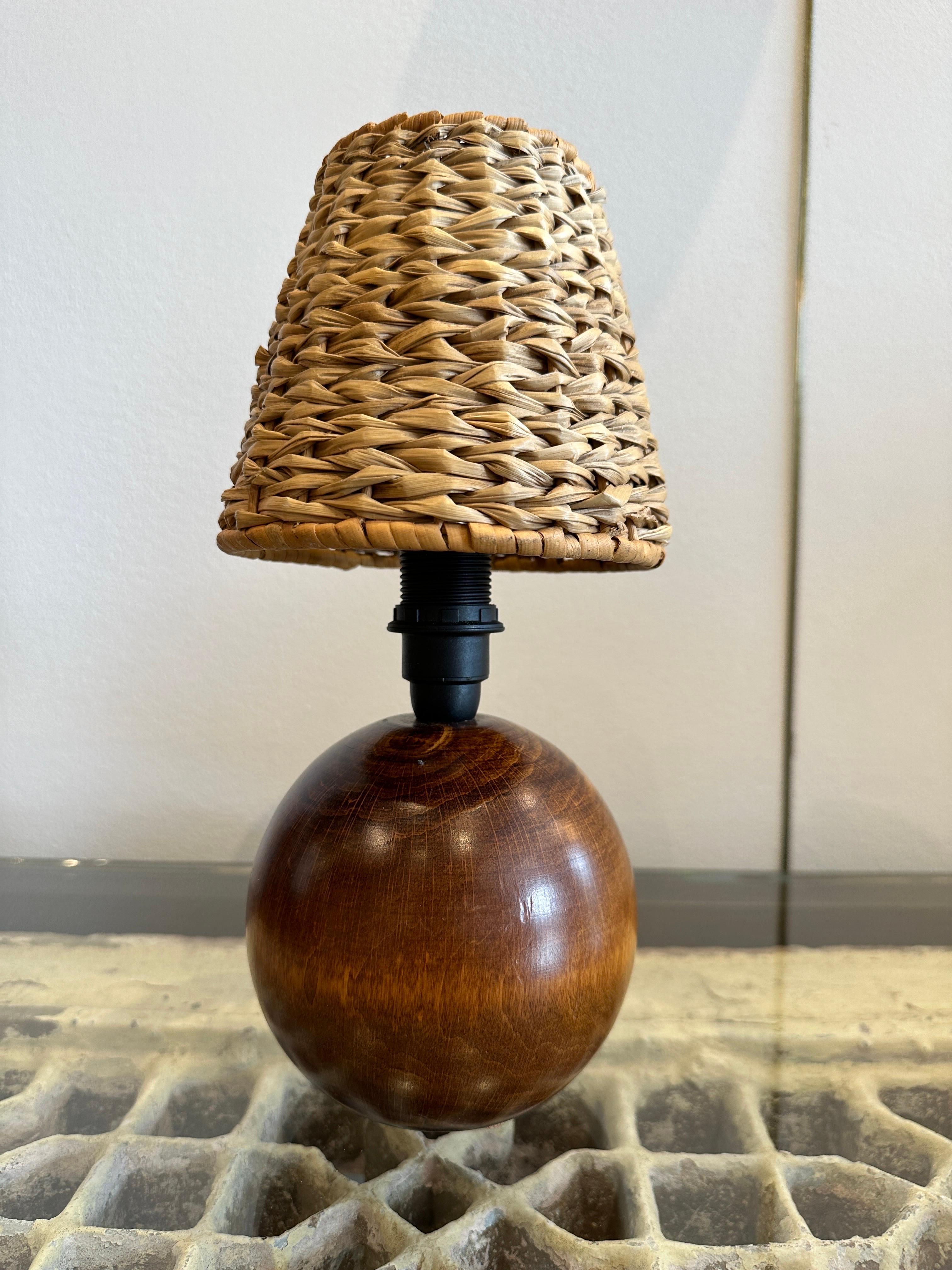 Scandinave Lampe de bureau scandinave Globe en bois de teck du milieu du siècle dernier en vente
