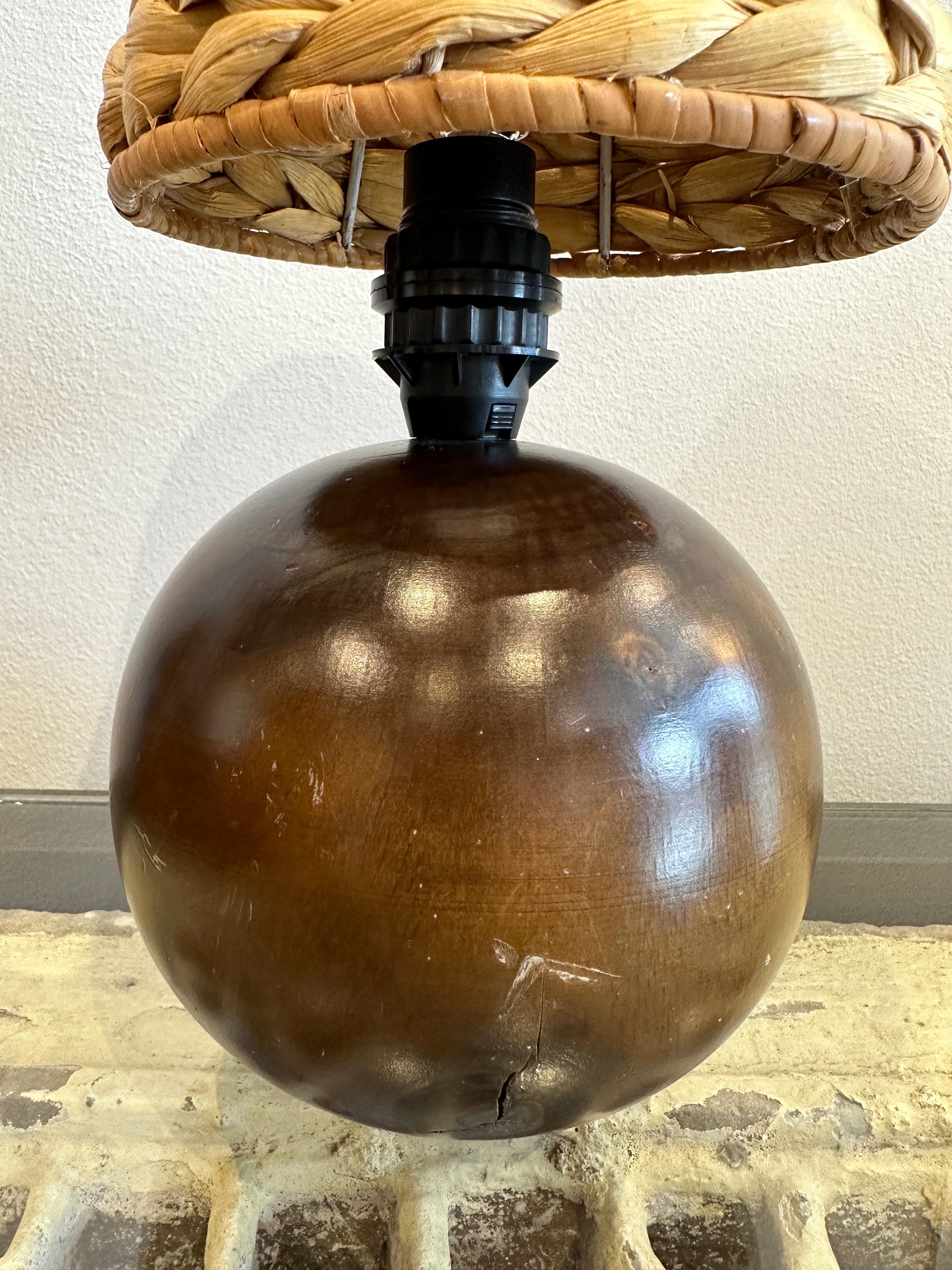 Lampe de bureau scandinave Globe en bois de teck du milieu du siècle dernier Bon état à East Hampton, NY