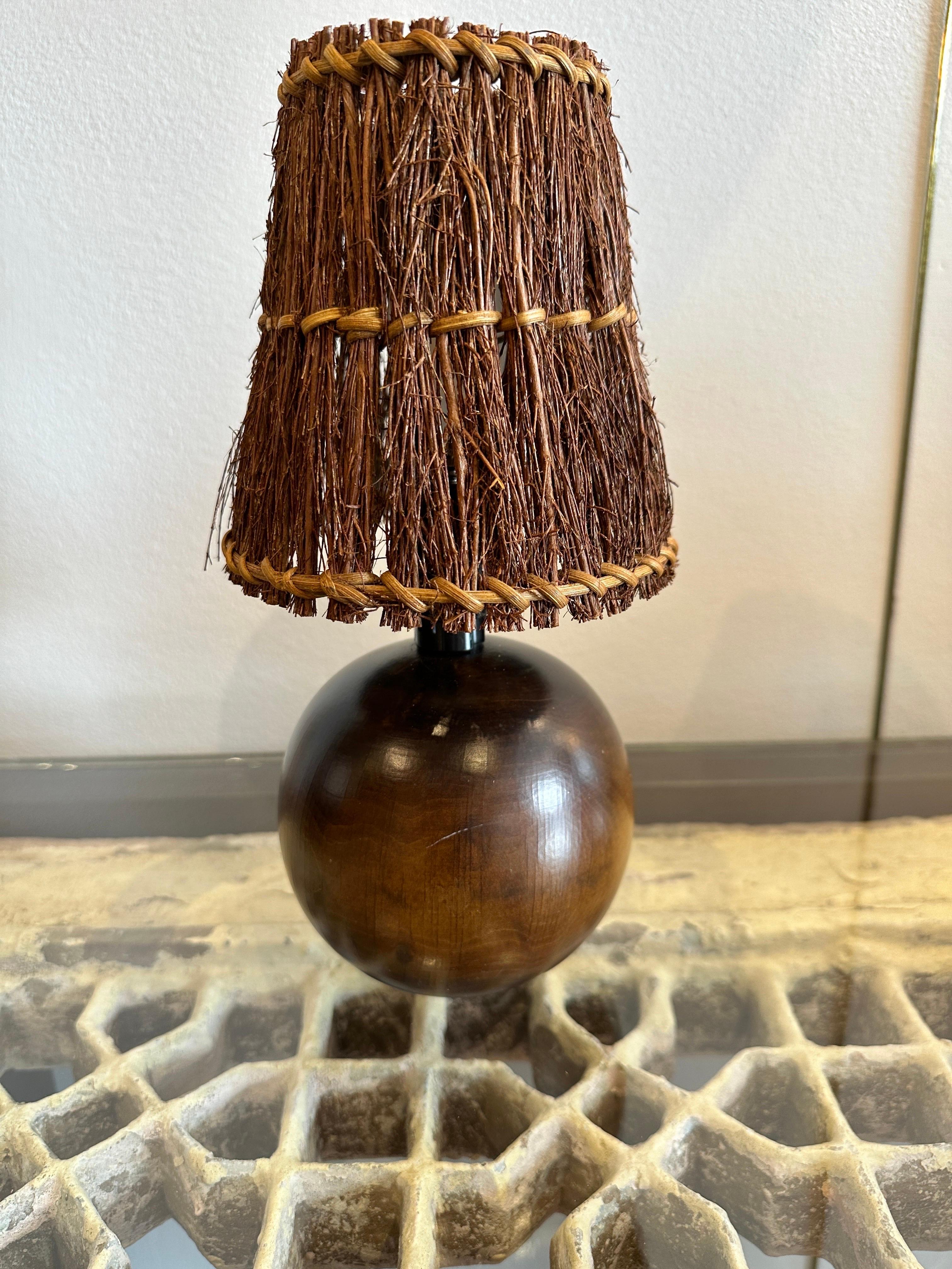 Milieu du XXe siècle Lampe de bureau scandinave Globe en bois de teck du milieu du siècle dernier en vente