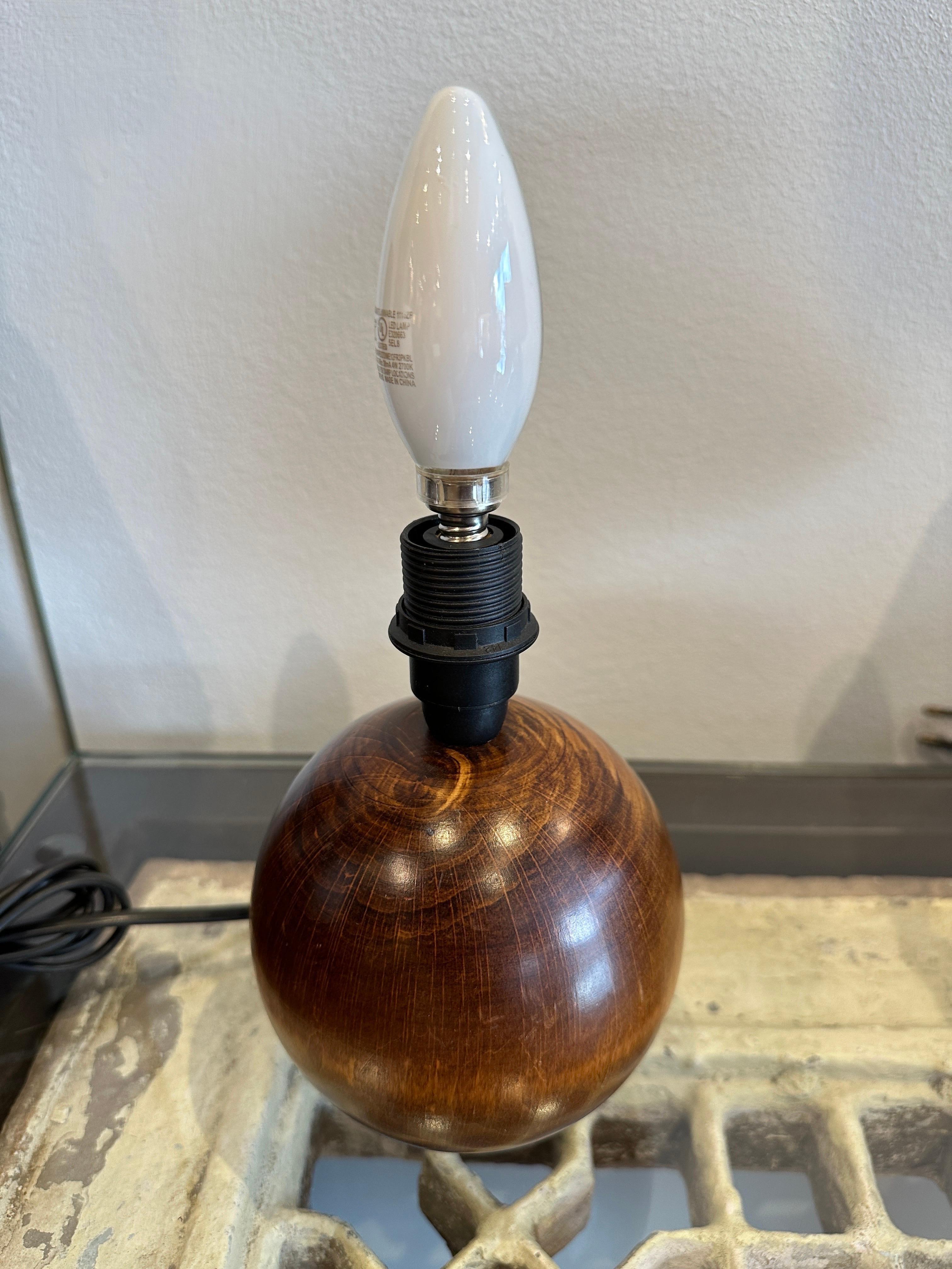 Milieu du XXe siècle Lampe de bureau scandinave Globe en bois de teck du milieu du siècle dernier en vente