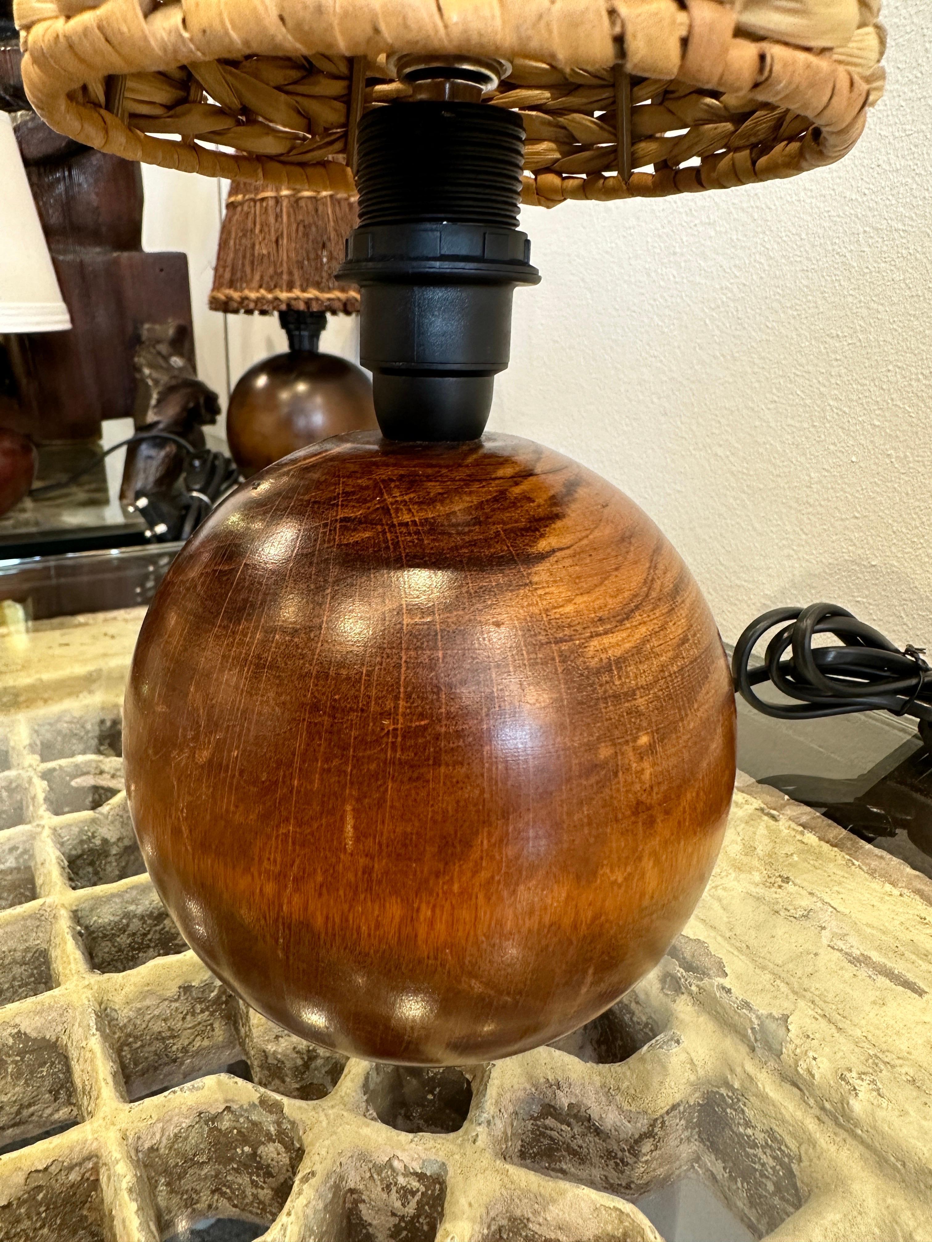 Teck Lampe de bureau scandinave Globe en bois de teck du milieu du siècle dernier en vente
