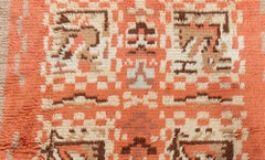 Alfombra escandinava de estilo tribal de mediados de siglo en tono tostado - Alfombra de pelo rya de Impi Sotavalta