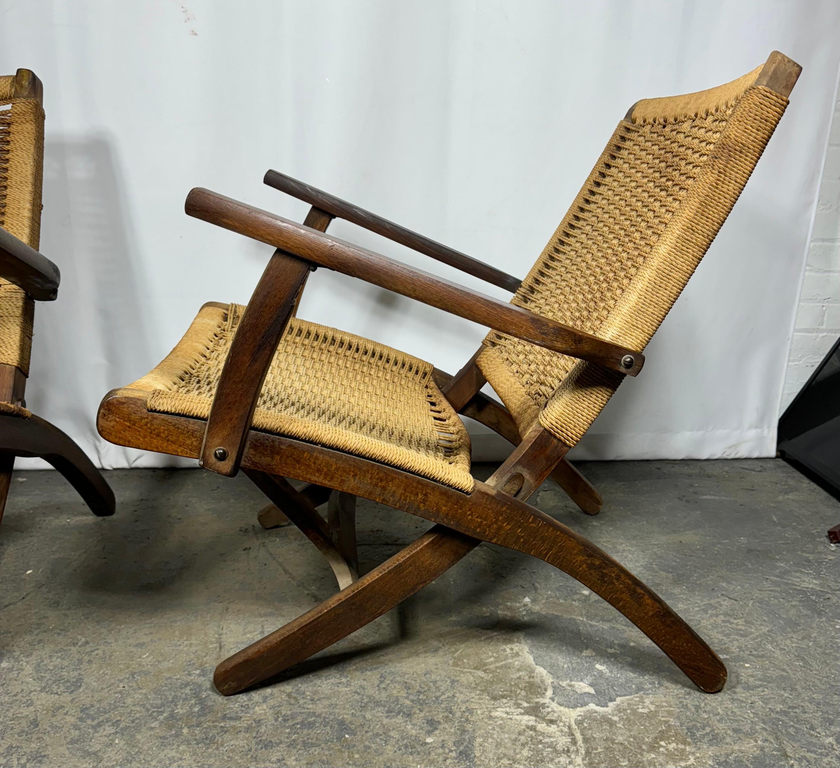 Paire assortie Noyer scandinave et corde Moderniste  Foldes à la manière de Hans Wegner... Design classique. Extrêmement confortable, Belle qualité et construction, Structurellement saine, Finition d'origine, bois décoloré, usé, Cordes intactes,